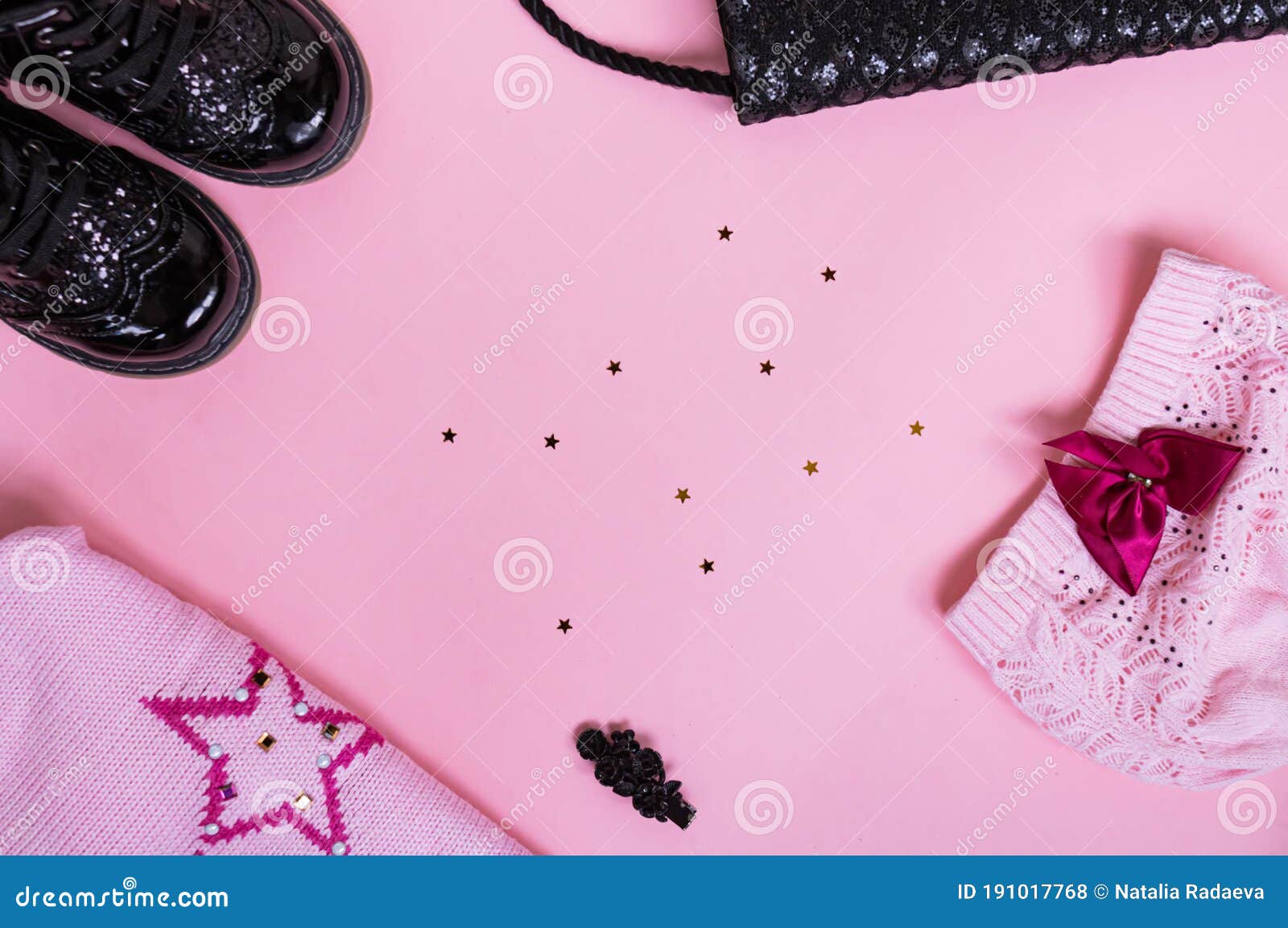 Conjunto De Cosas Para El Bebé De Color Rosa Negro Con Estrellas.  Zapatillas Y Accesorios Para Niñas De Moda Foto de archivo - Imagen de  accesorio, muchacha: 191017768