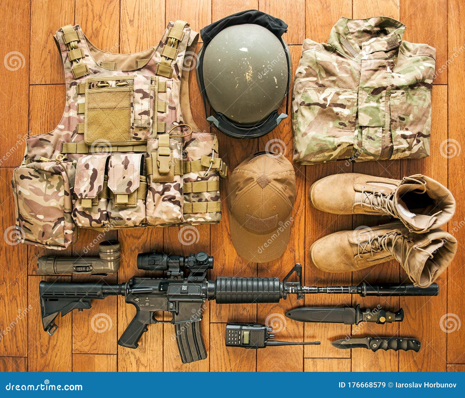 Conjunto De Equipamento Militar Moderno Sobre Fundo De Madeira Imagem ...