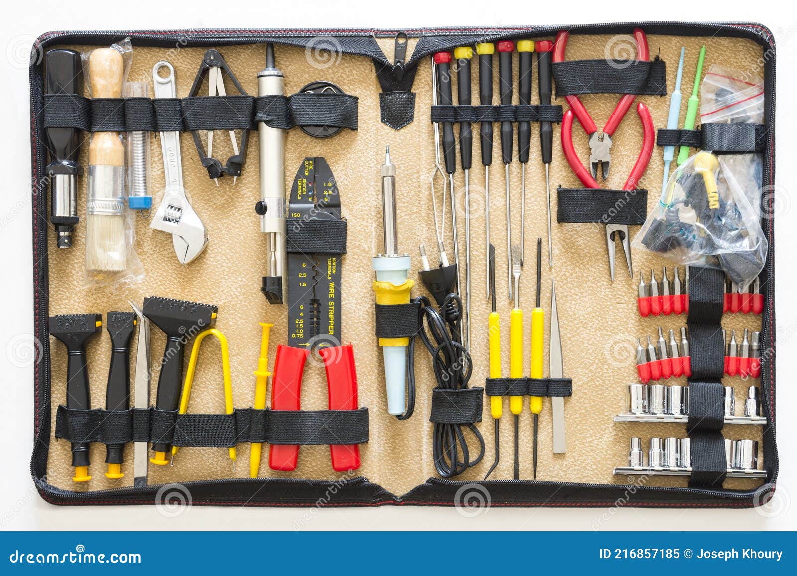 Conjunto De Herramientas Electricista En Un Kit De Herramientas De Fondo  Blanco Imagen de archivo - Imagen de eléctrico, cortador: 216857185