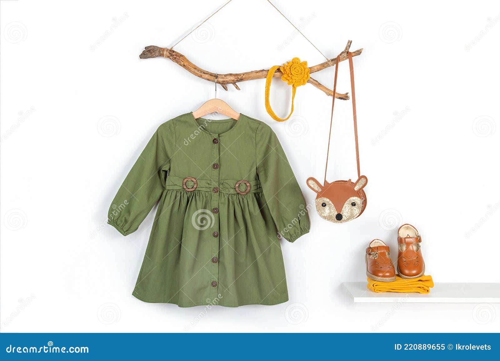 Conjunto De Ropa De Niño Con Estilo. Percha Con Vestido Verde Accesorios De Bolso Marrón Para El Cabello En Zapatos De Palo De Mad Imagen de archivo - Imagen de verde, concepto: Conjunto De Ropa De Niño Con Estilo. Percha Con Vestido Verde Accesorios De Bolso Marrón Para El Cabello En Zapatos De Palo De Mad Imagen de archivo - Imagen de verde, concepto: