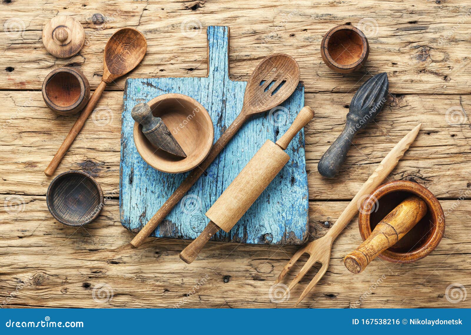 https://thumbs.dreamstime.com/z/conjunto-de-utensilios-cocina-madera-cubierta-%C3%A9poca-para-cocinar-sobre-un-fondo-r%C3%BAstico-cubiertos-167538216.jpg