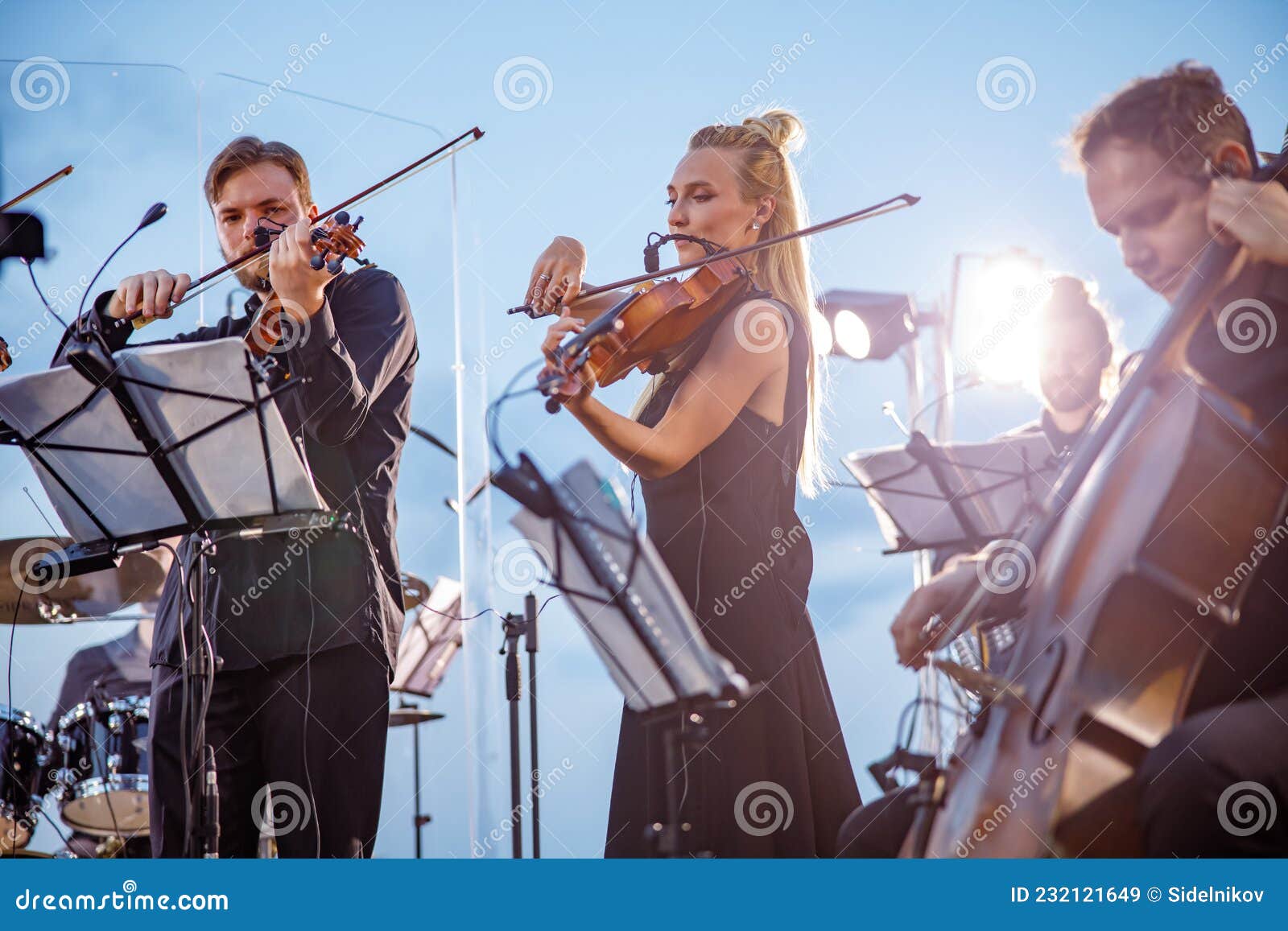 verbo Dirección nacimiento Conjunto Musical Tocando Música Instrumental Clásica Contra El Cielo Azul Imagen de archivo - Imagen de azul, venda: 232121649 verbo Dirección nacimiento Conjunto Musical Tocando Música Instrumental Clásica Contra El Cielo Azul Imagen de archivo - Imagen de azul, venda: 232121649