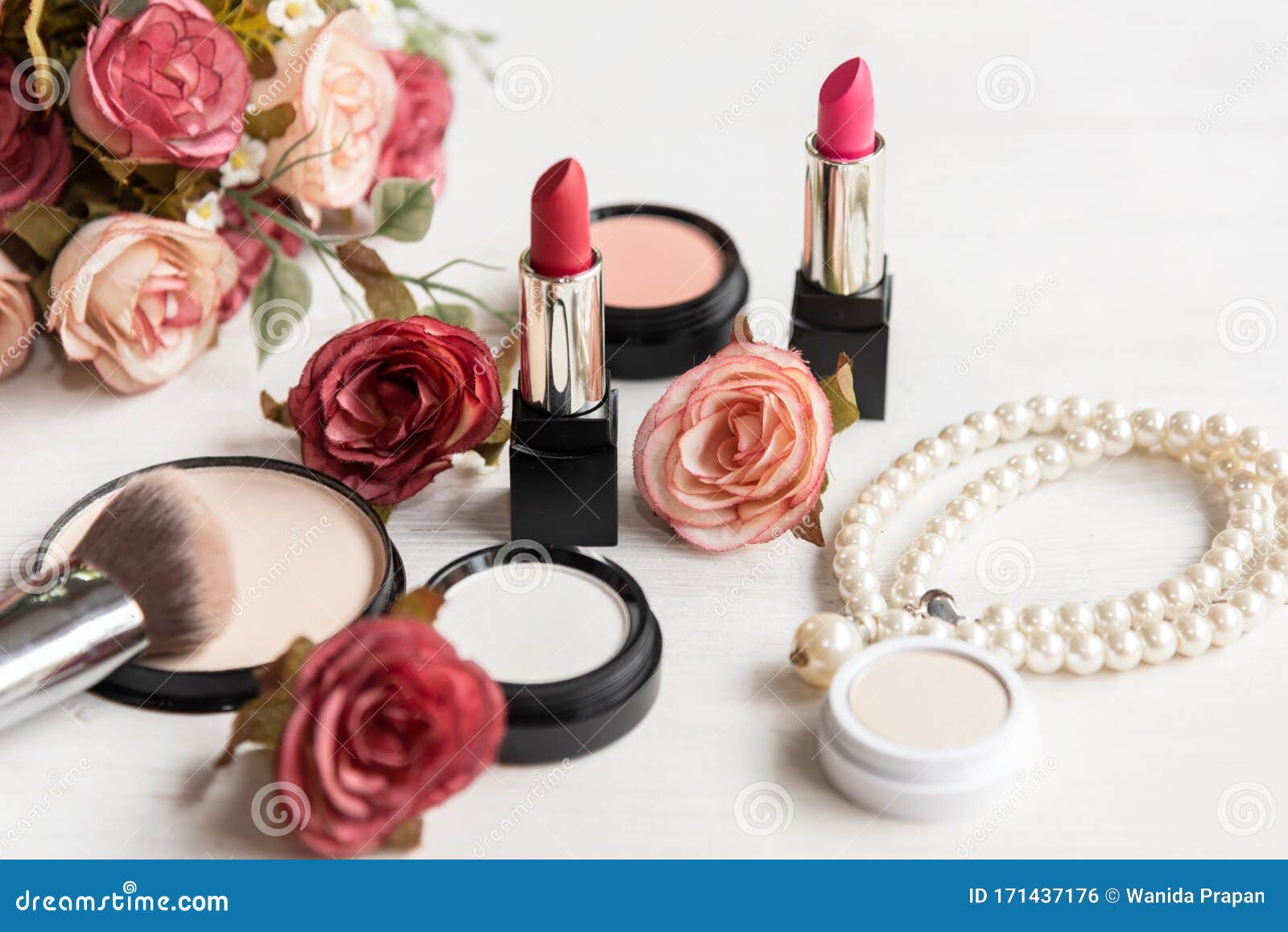 Conjuntos De Moda Estética Maquillaje Productos Para La Bolsa De Cosméticos  Faciales, Foto de archivo - Imagen de fondo, cuidado: 171437176