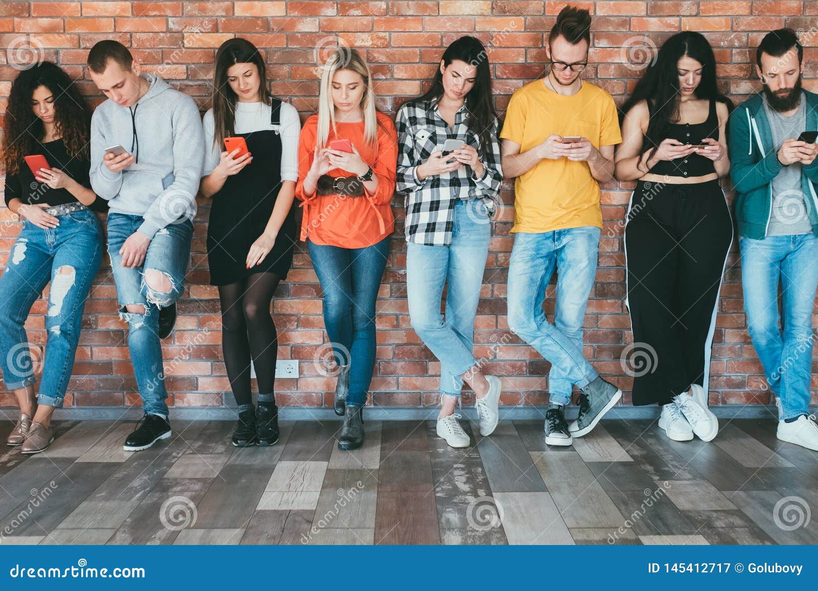 social networking millennials smartphones surfing