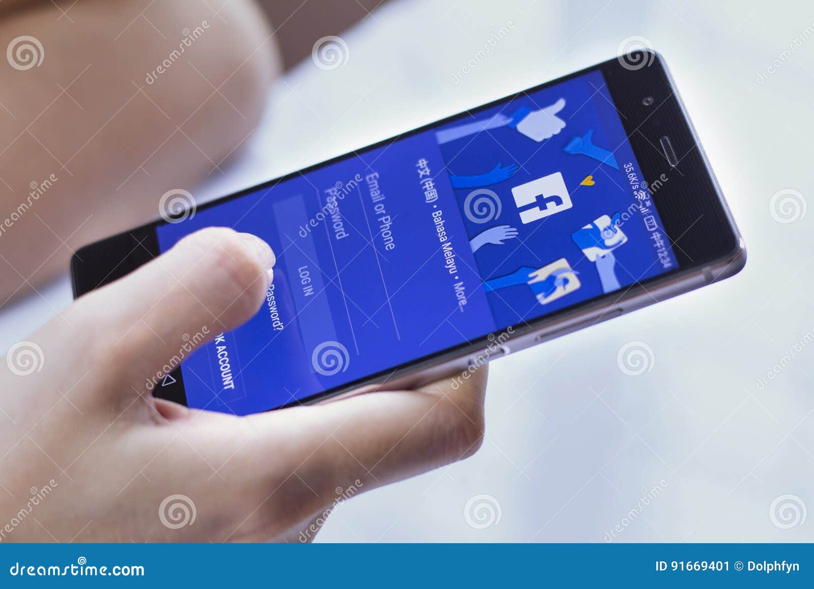 Connessione di Facebook sullo smartphone. Johor, Malesia - 8 febbraio 2017: Facebook è un sito Web della rete sociale che lo rende facile per voi collegarsi e la parte con la vostri famiglia ed amici online, l'8 febbraio 2017 in Johor, Malesia