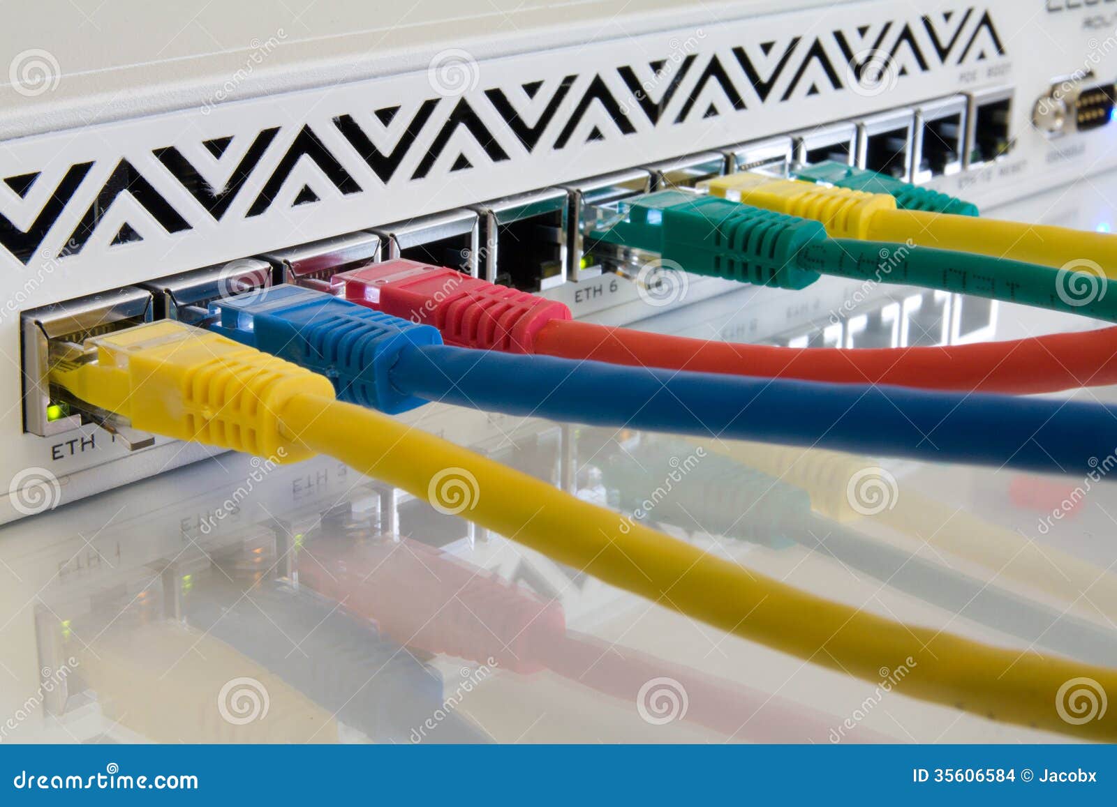 Connettività di Internet. Cavi di Ethernet collegati al router