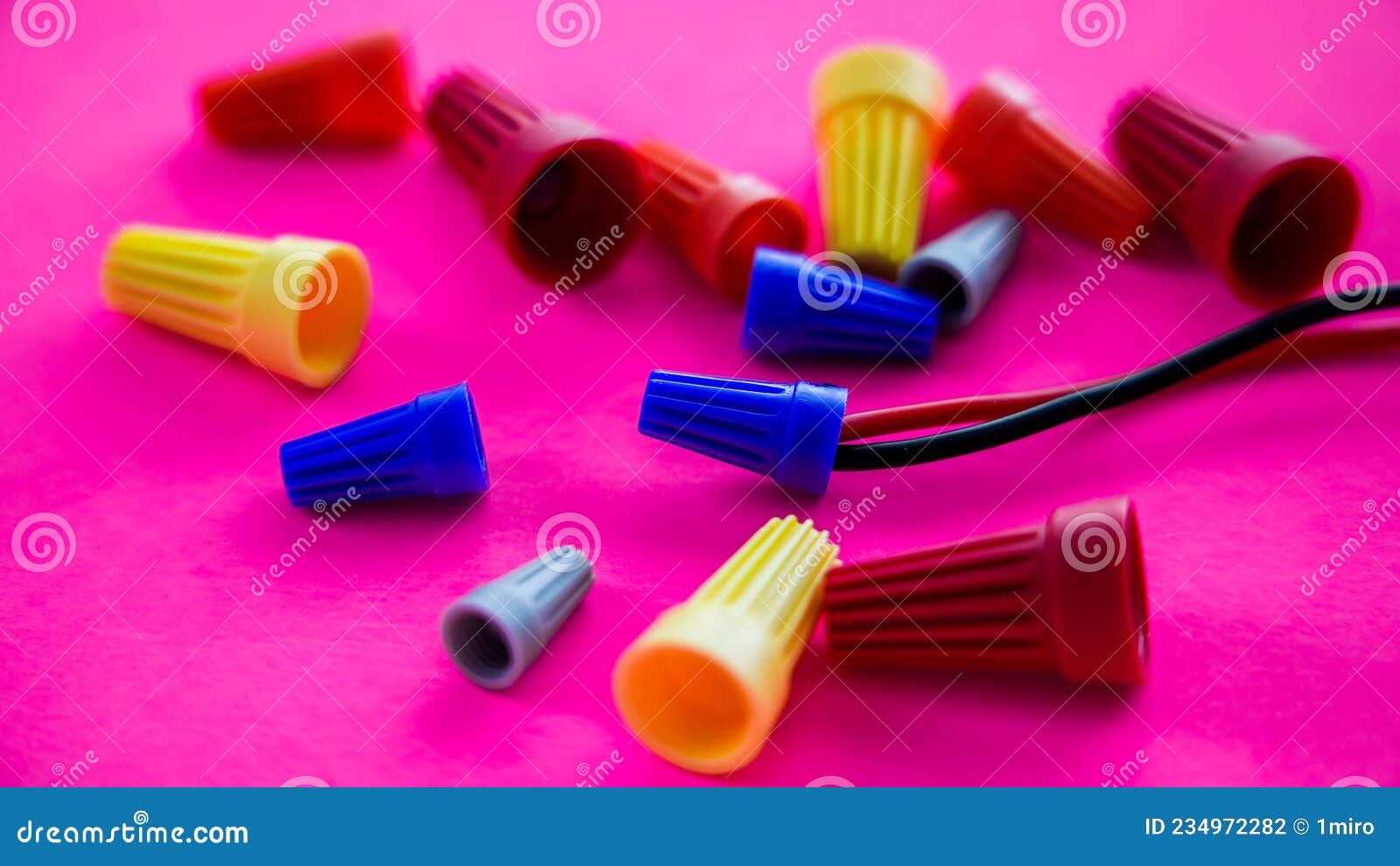 Connettori Per Cavi Elettrici a Colori Fotografia Stock - Immagine di  contatto, commercio: 234972282