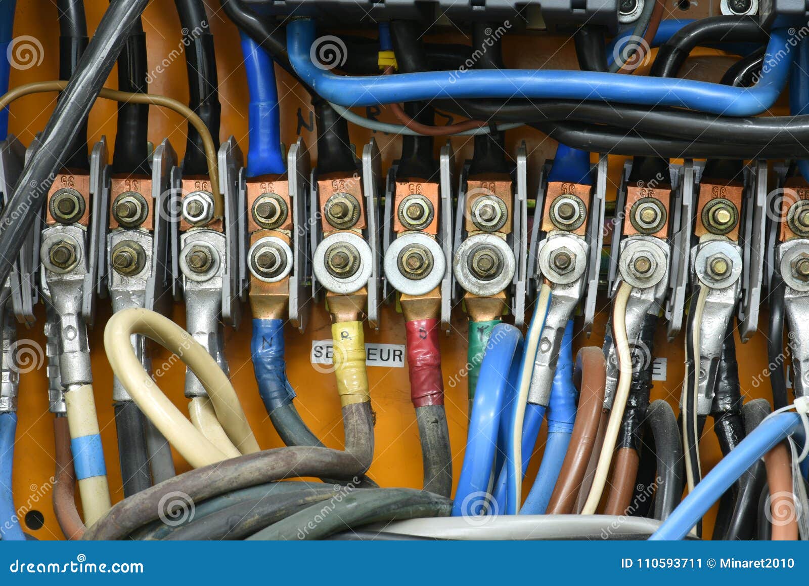 Connexion à Haute Tension De Borne électrique Image stock - Image du métal,  électricité: 110593711