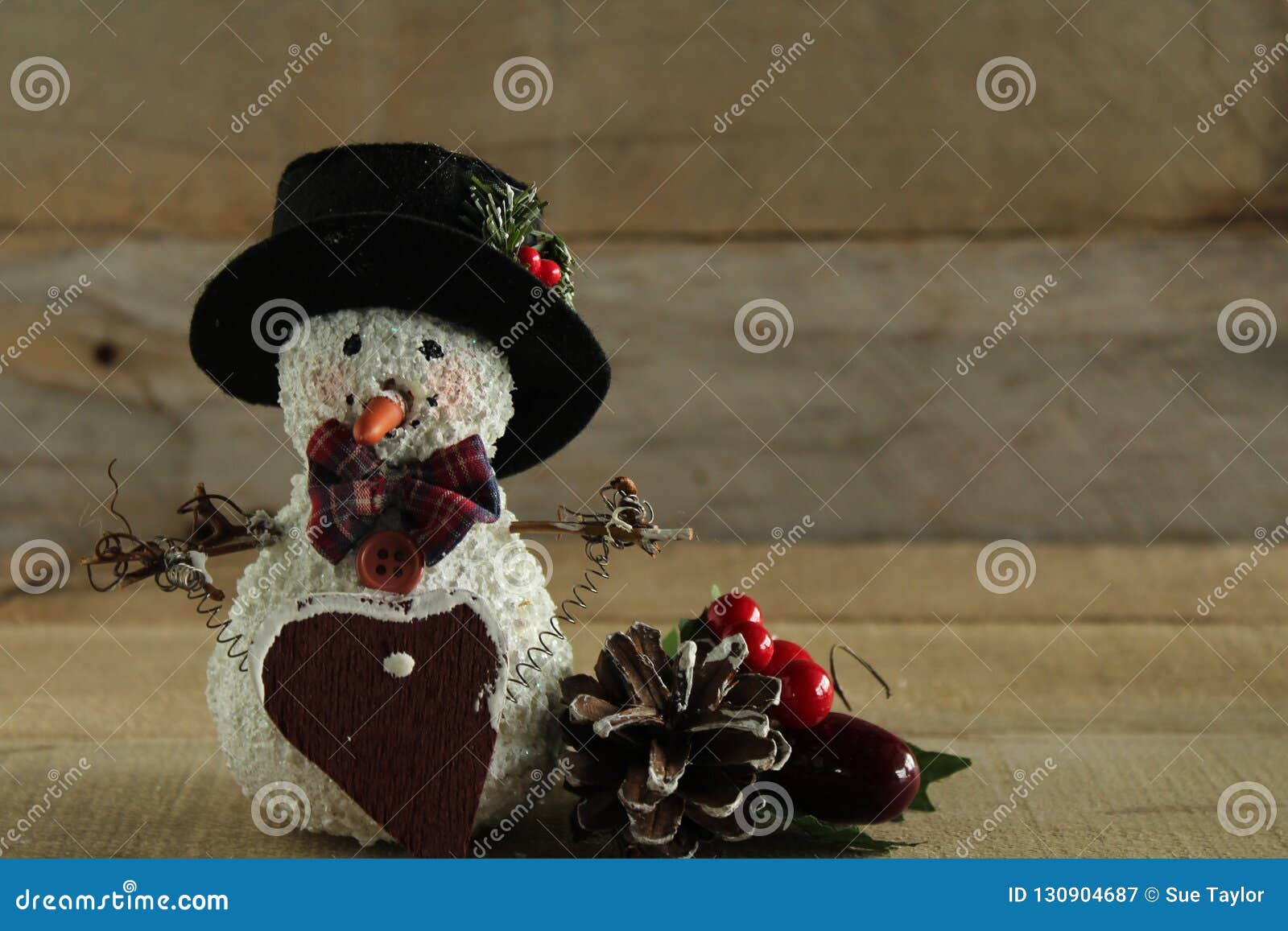 Cono Primitivo Del Muñeco De Nieve Y Del Pino En El Fondo De Madera Imagen de archivo - Imagen de iglesia, corazón: 130904687