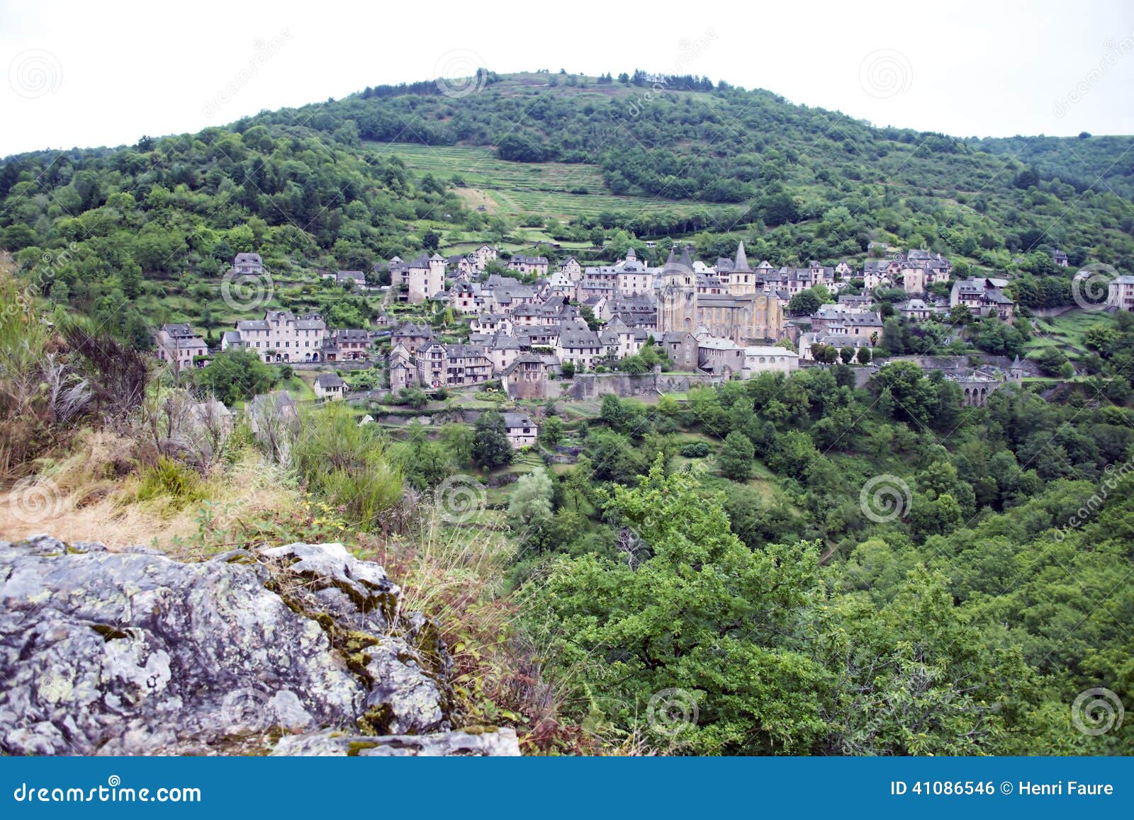 Conques frankreich. Das Dorf von Conques wurde im middel Alter errichtet frankreich