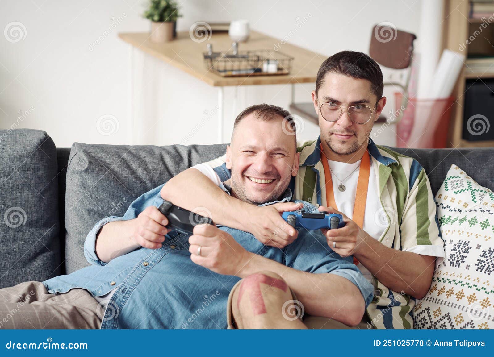 Console De Jogo De Casal Gay Foto de Stock - Imagem de homossexual, jogador:  251025770