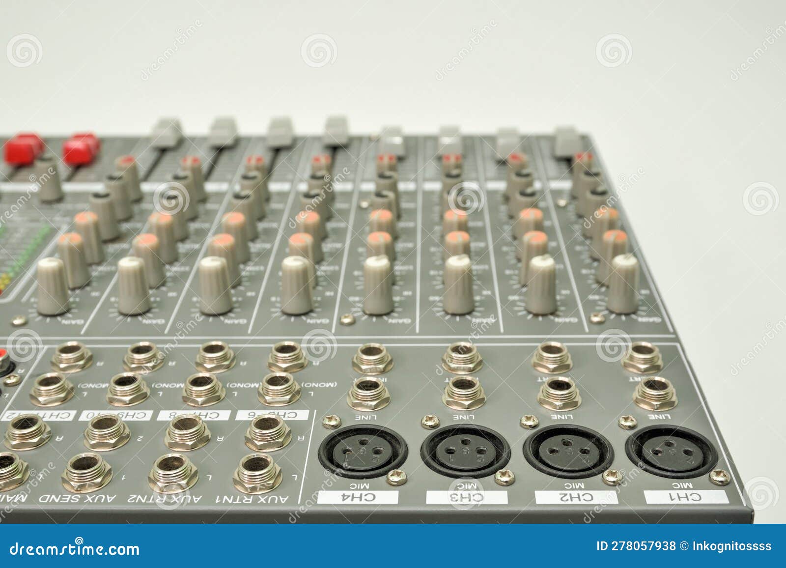 https://thumbs.dreamstime.com/z/console-de-mixage-avec-jacks-audio-et-connecteurs-xlr-pour-connecter-enregistrer-des-p%C3%A9riph%C3%A9riques-musique-prises-dans-un-studio-278057938.jpg