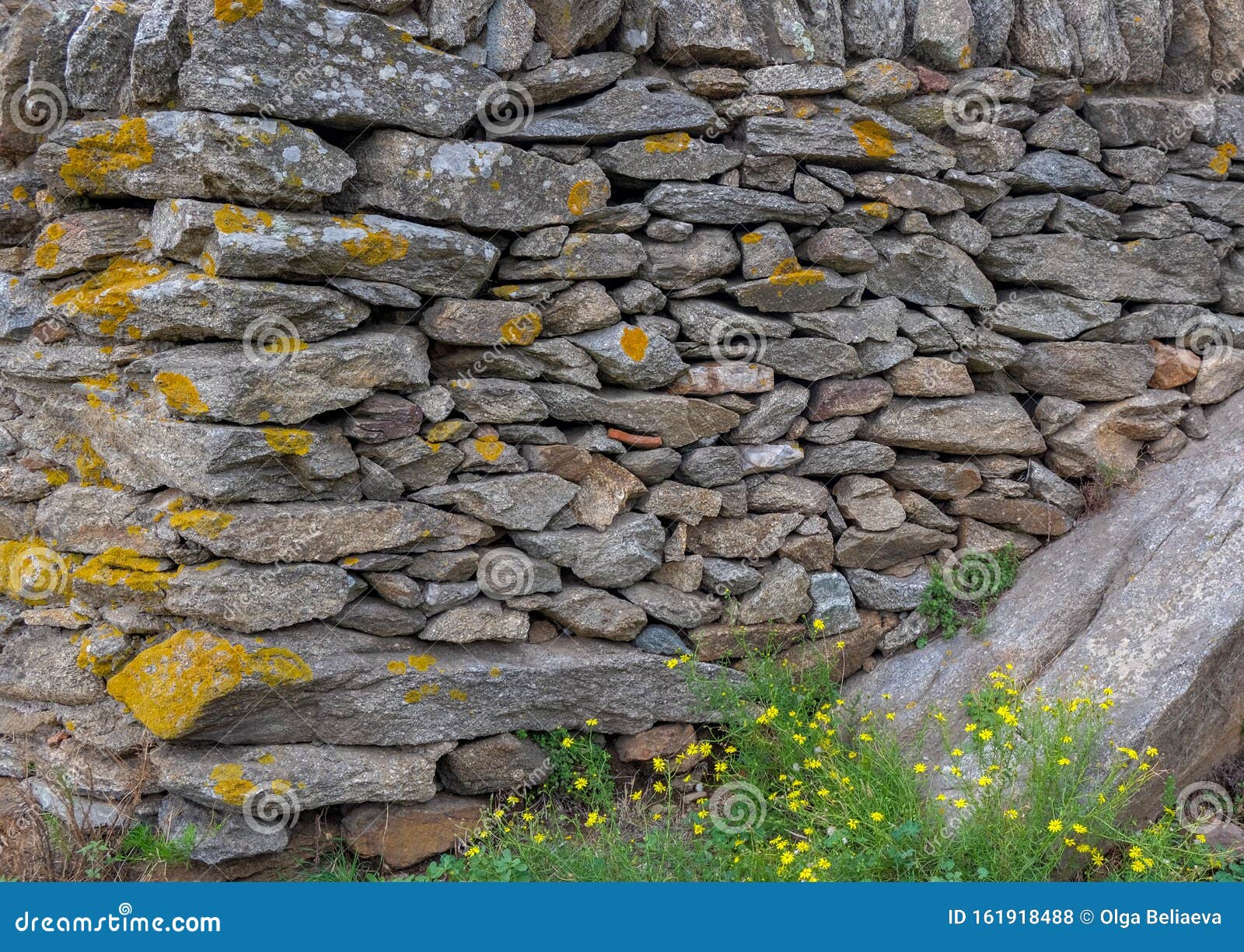 Pedra natural grande texturizada. fragmento de um muro de pedra