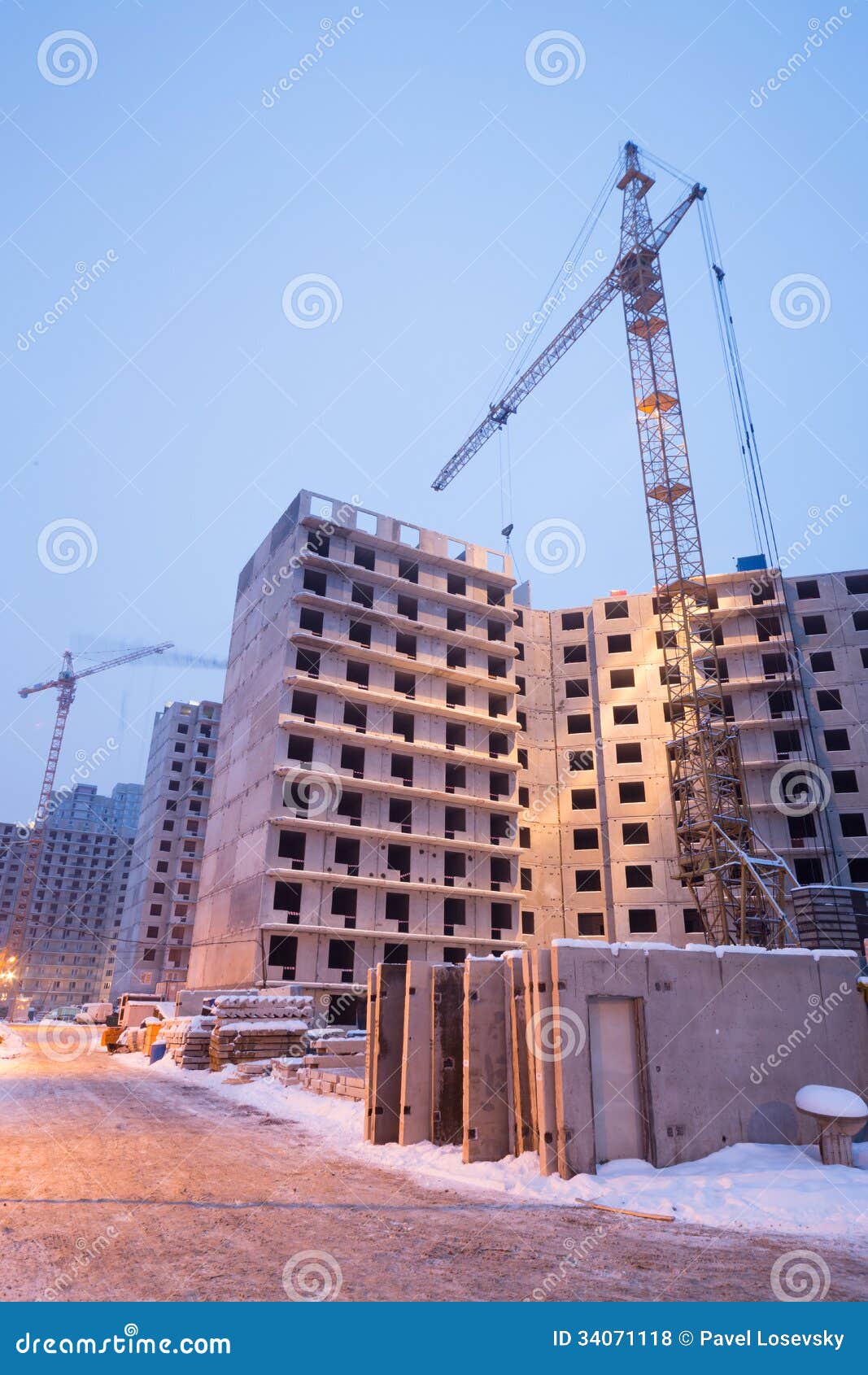 Construcción De Edificios De Apartamentos Grandes Foto de archivo - Imagen  de cristal, nieve: 34071118, image size:1067x1690