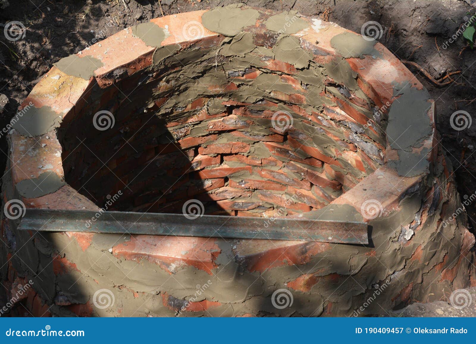 Construcción De Una Fosa Séptica Redonda De Cloaca De Alcantarillado O Pozo  Para Aguas Residuales Domésticas De Ladrillos Rojos Pa Imagen de archivo -  Imagen de instale, cemento: 190409457