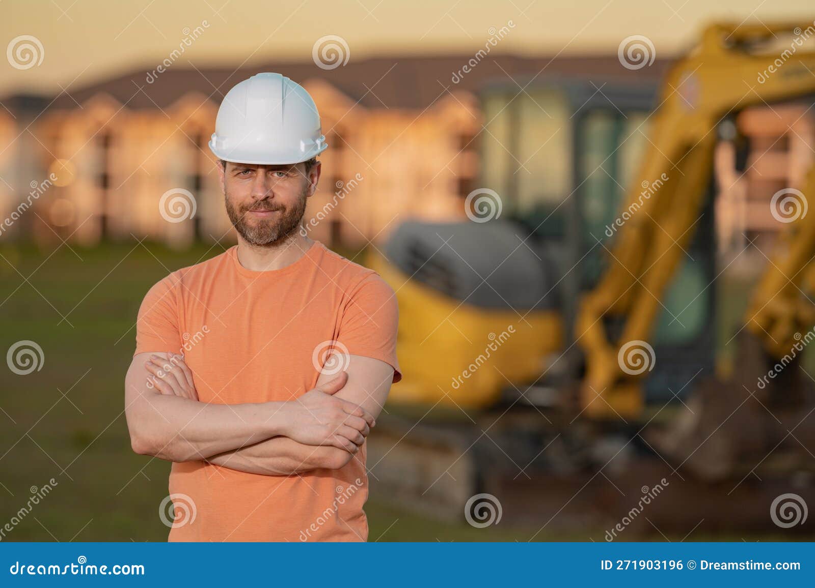 Ouvrier Sur Le Chantier De Construction Constructeur Avec Casque Homme De  Construction Avec Casque Ouvrier Sur Le Chantier Avec Casque Ouvrier De  L'industrie Sur Le Chantier De Construction Constructeur Sur Le Chantier