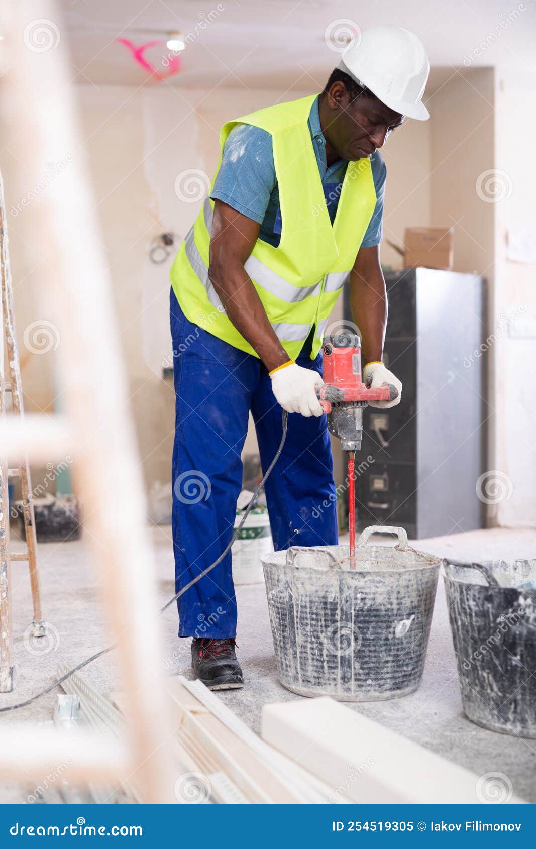 Homme Adulte En Uniforme Tenant Un Marteau Et Un Constructeur De Bois Prêt  à Travailler Sur Le Chantier De Construction