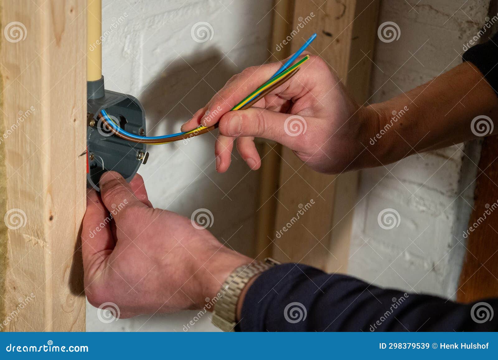 Constructing and Installing Electrical Wiring in a Home Using Cavity