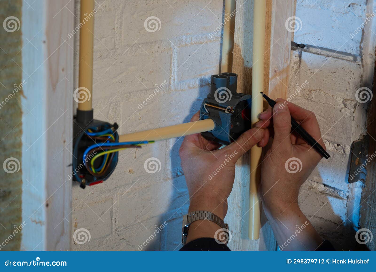 Constructing and Installing Electrical Wiring in a Home Using Cavity