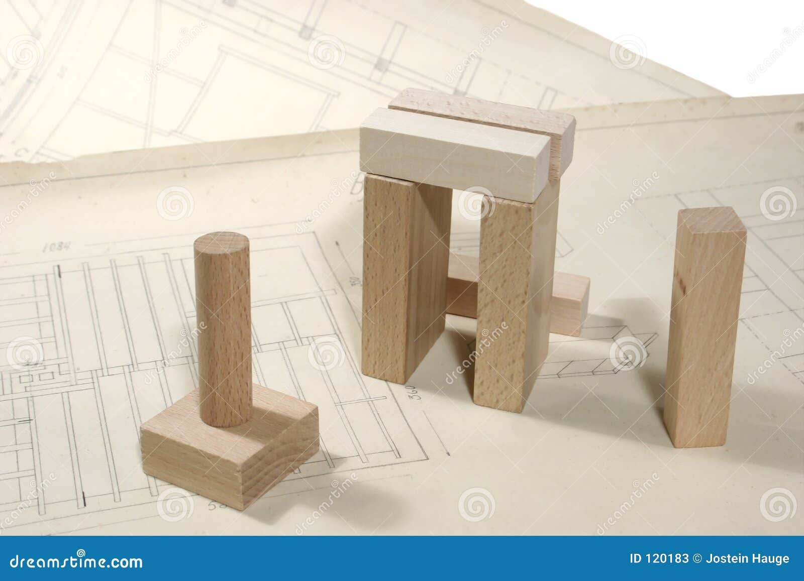 Blocs en bois sur des papiers de construction