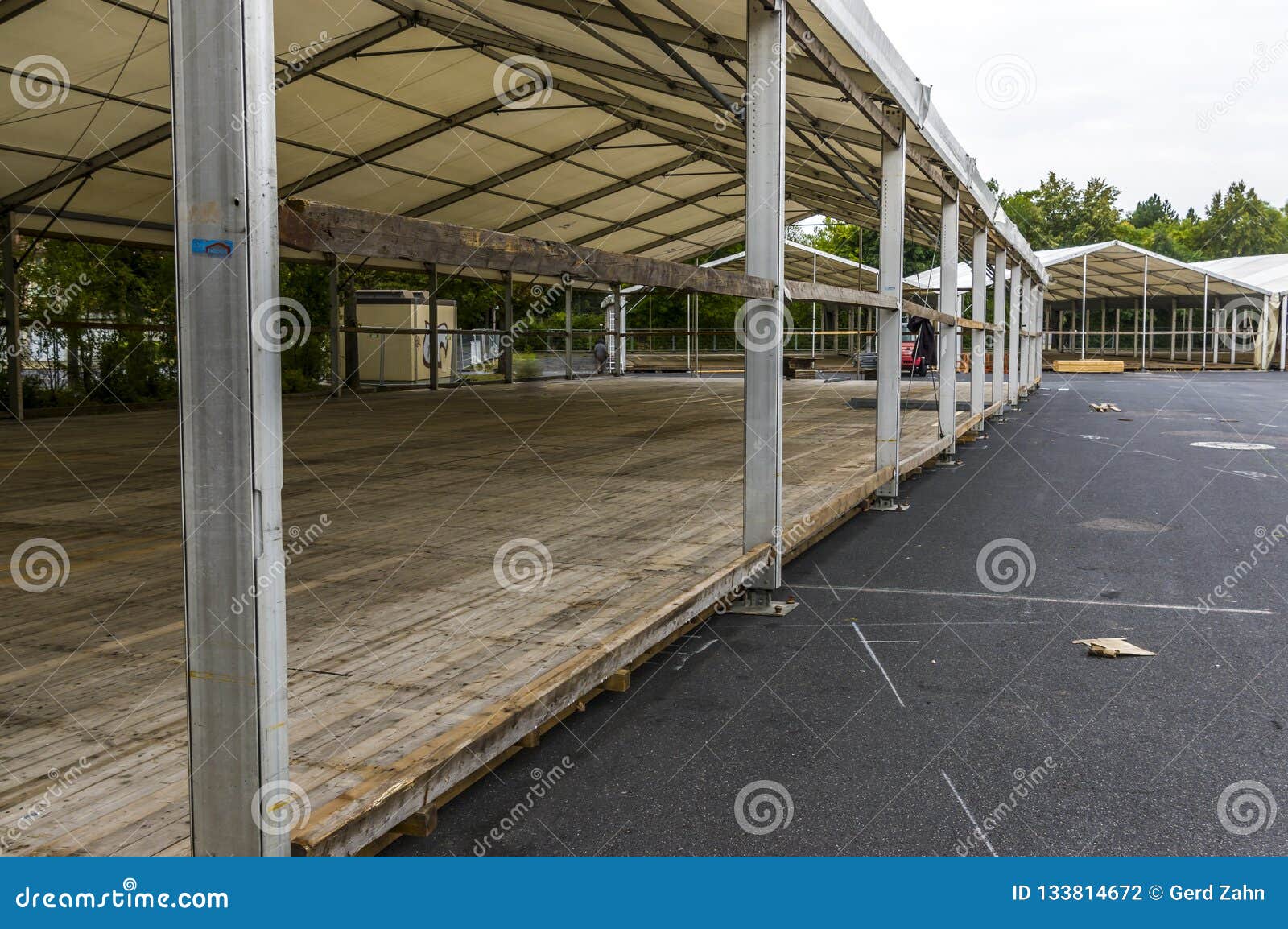 Construction D'exposition D'une Foire Régionale, Construction De Tente, a  Photo stock - Image du exposition, aluminium: 133814672