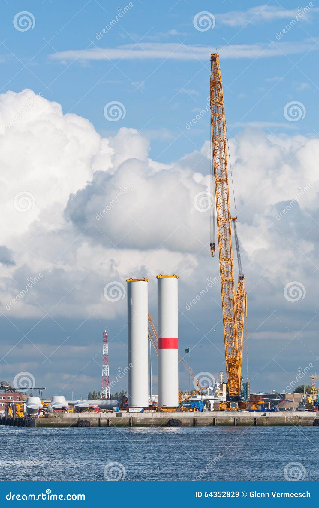 Construction De Turbine De Vent Avec La Grande Grue Image stock