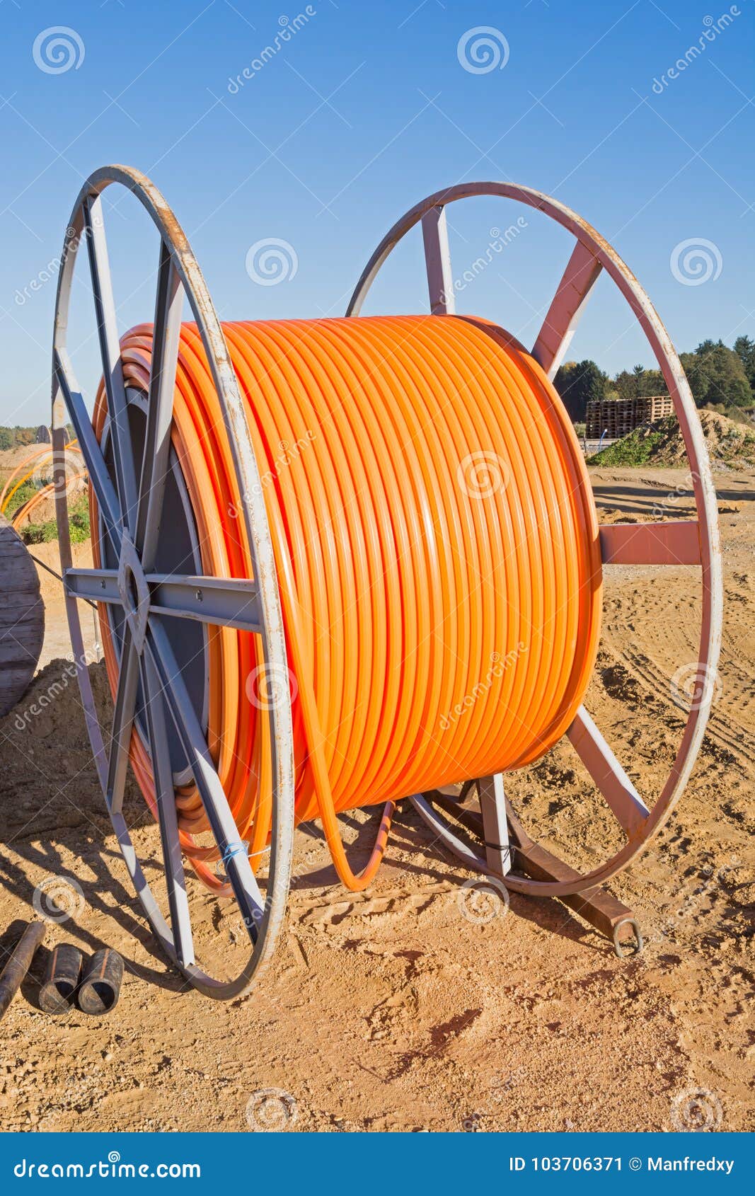 https://thumbs.dreamstime.com/z/construction-site-fiber-optic-cable-roll-digital-broadband-internet-communication-fiber-optic-cable-roll-broadband-103706371.jpg