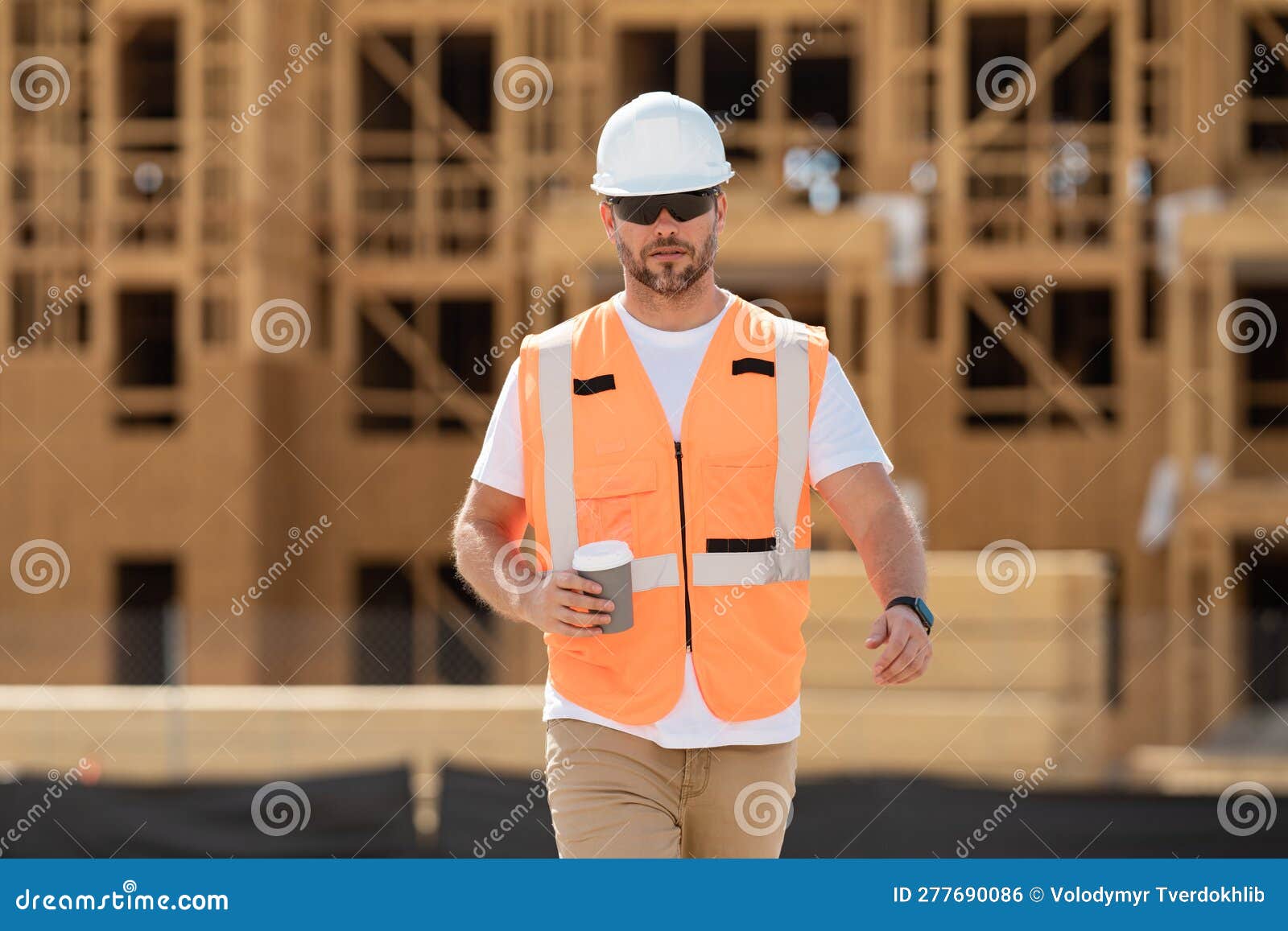 Construtor De Capacete Na Quebra De Café No Canteiro De Obras Construção Da  Casa De Madeira Americana. Trabalhador Humano Com Capa Foto de Stock -  Imagem de inspetor, ruptura: 277690086