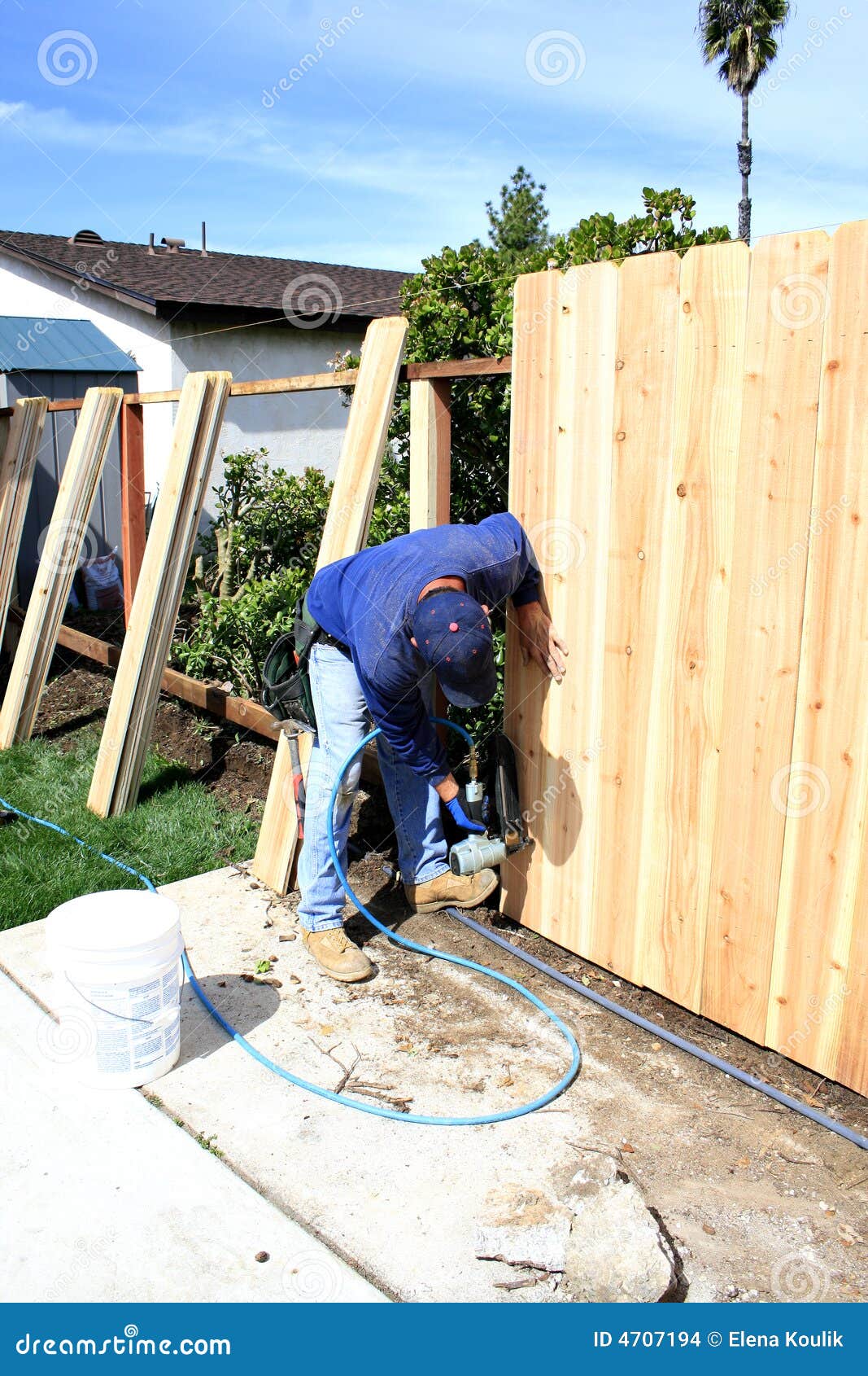 Construção dos homens. Homens que constroem uma cerca no jardim