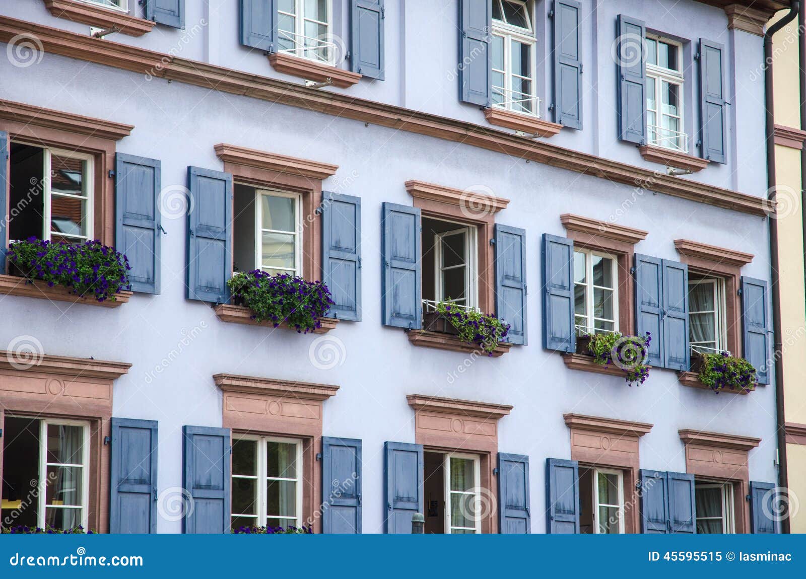 Construções em Freiburg. Windows shutters na arquitetura tradicional na cidade de Freiburg, Alemanha