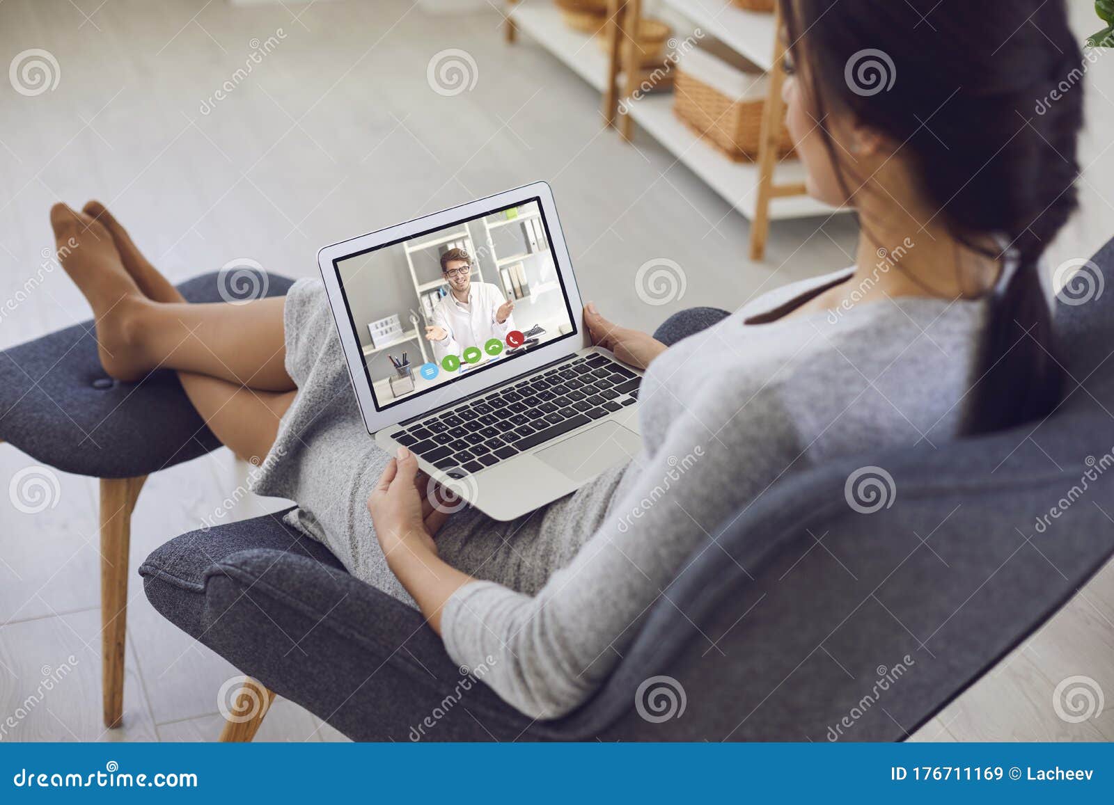 Consultoria Médica Online Uma Jovem Mulher Doente Conversa Em Vídeo Com Um Médico Do Sexo Masculino Sentado Em Casa