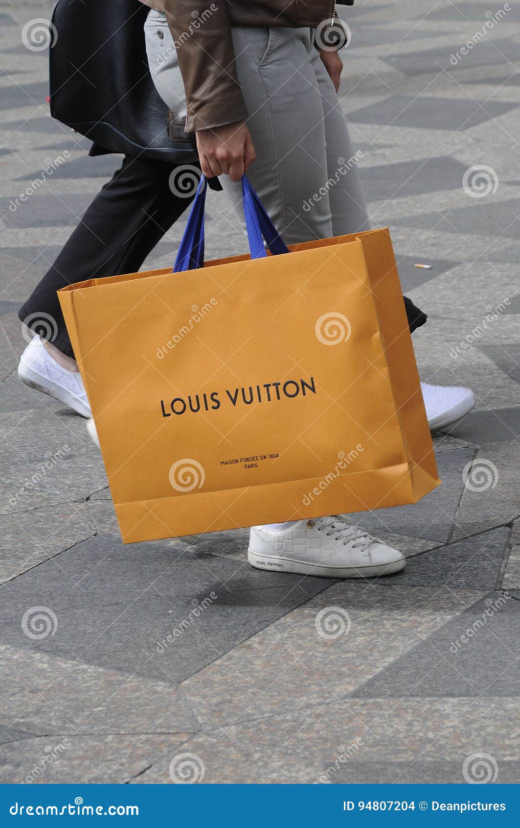 CONSUMERS with LOUIS VUITTON SHOPPING BAG Editorial Stock Image - Image of  tourists, vuitton: 94807204