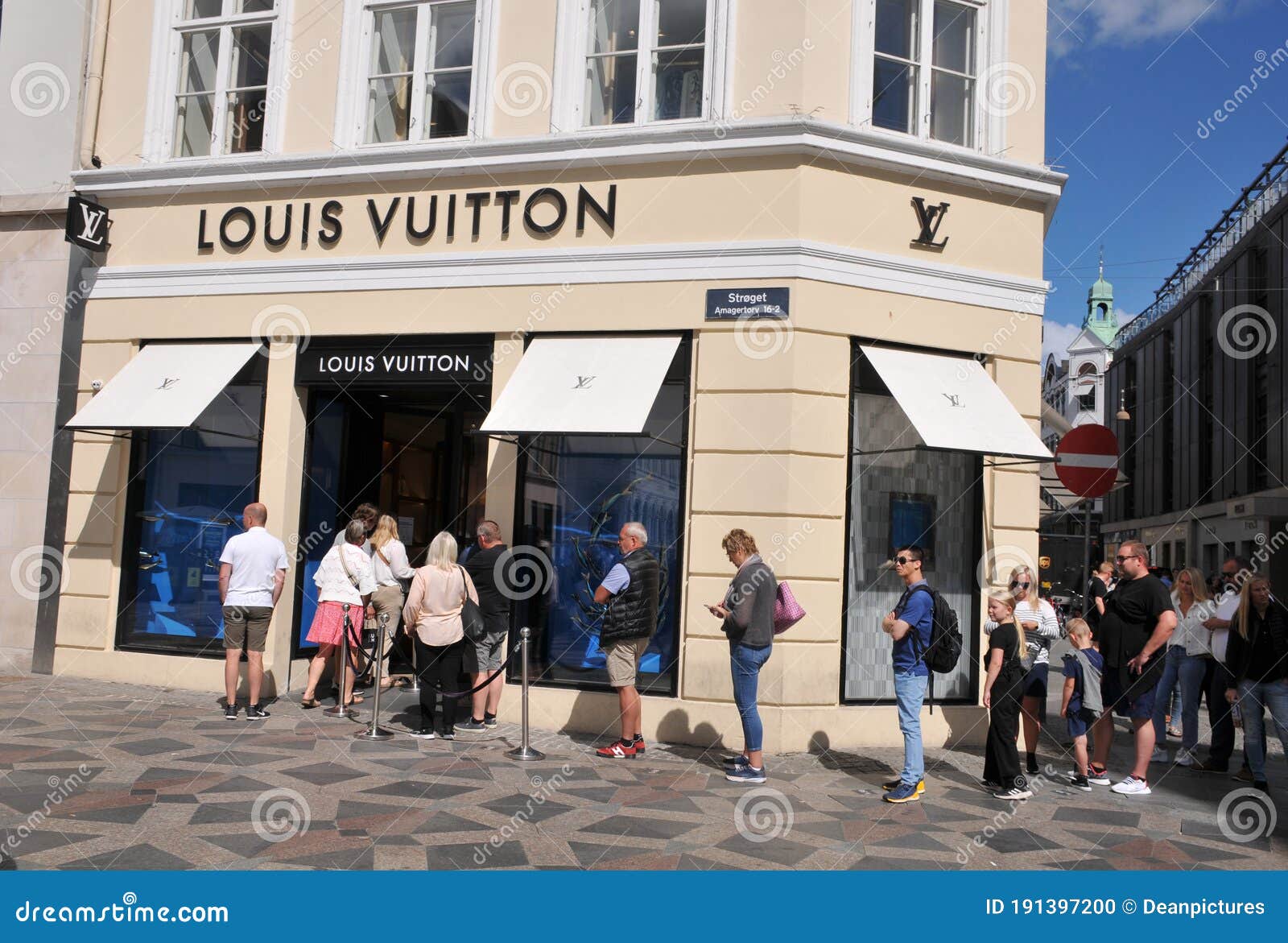 Consumers Standing in Line Outside Louis Vuittons Store Editorial Photo -  Image of bags, commers: 191397191