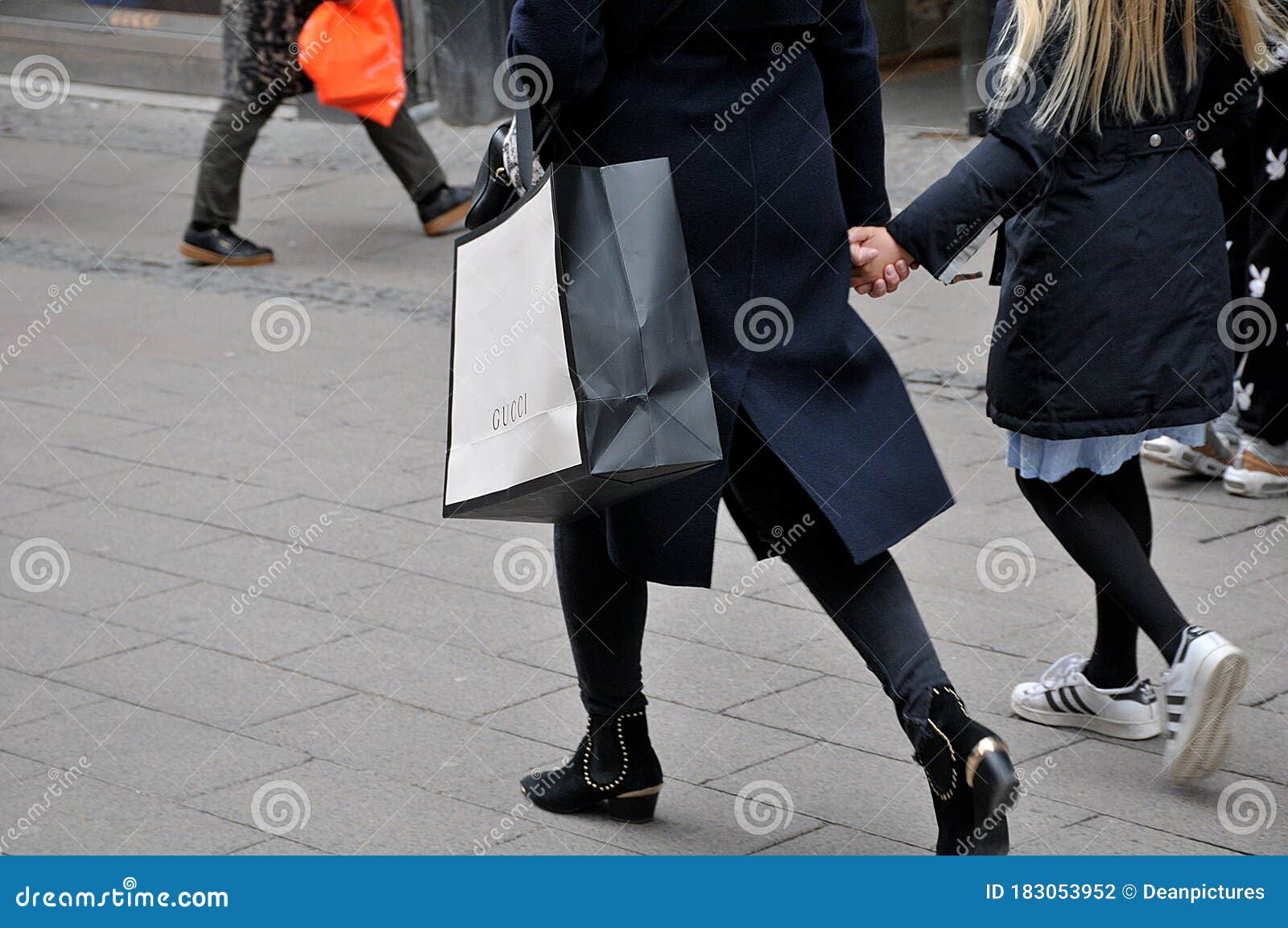 Linda Tol Con Louis Vuitton Twist Lock Bolsa Negra Antes Del