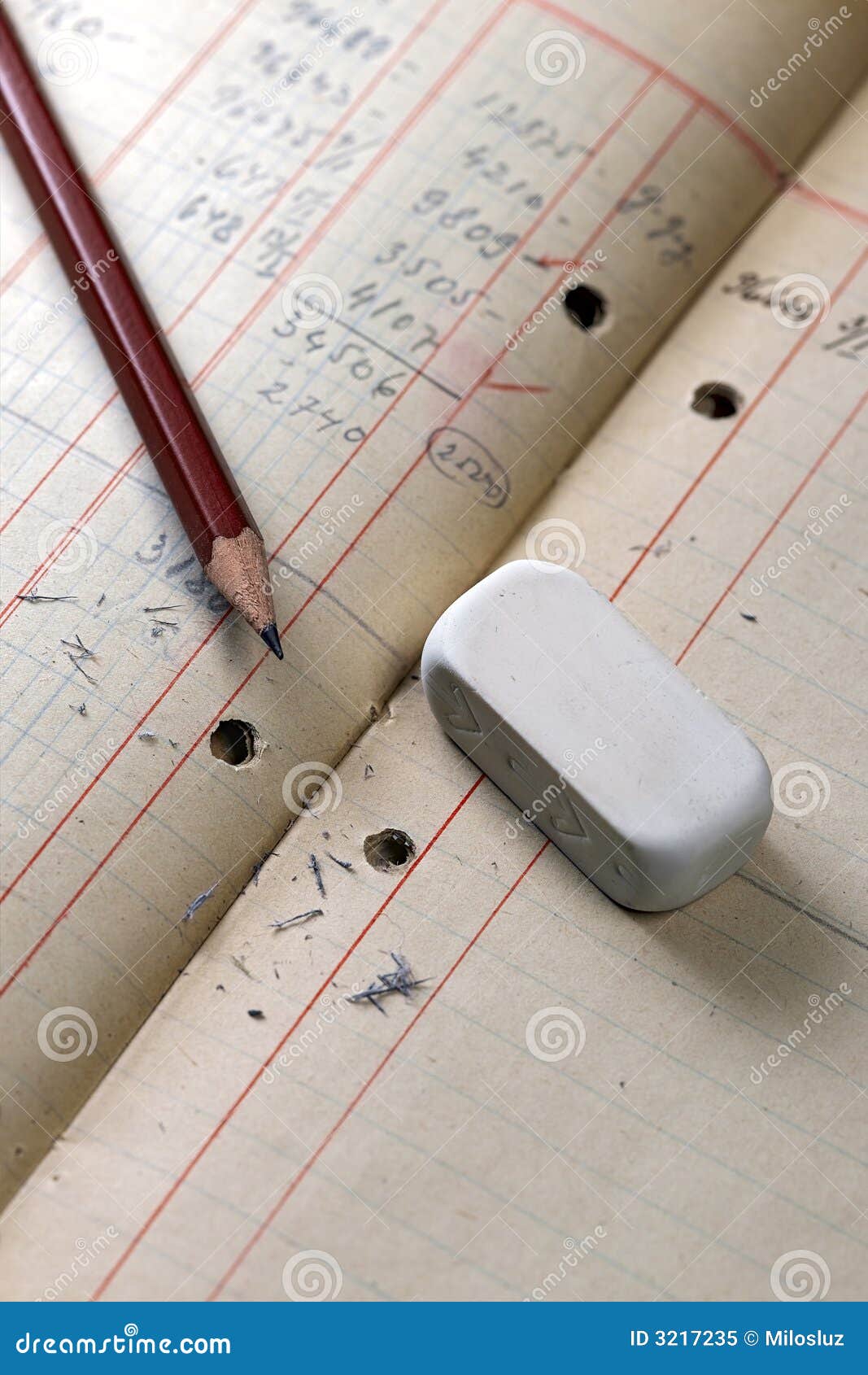 Um lápis e um eliminador no caderno da contabilidade