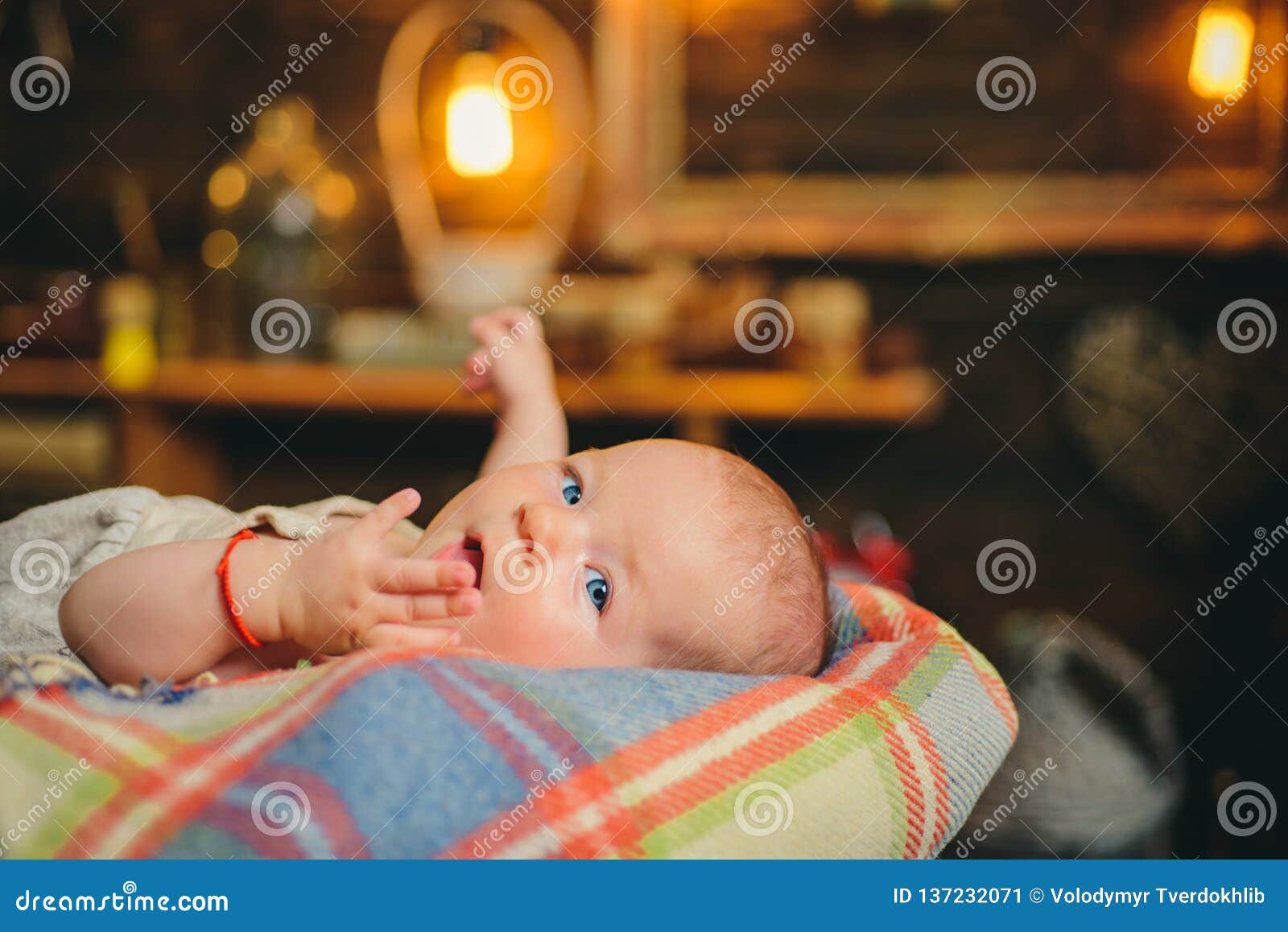 Contact De Bebe Enfance Et Bonheur Petite Cheri Douce Nouvelle Naissance De La Vie Et De Bebe Portrait De Petit Enfant Heureux Fa Image Stock Image Du Parent Cheri