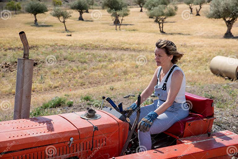 Contadina Che Guida Un Trattore Nella Sua Fattoria Fotografia Stock Immagine Di Campo Aperto