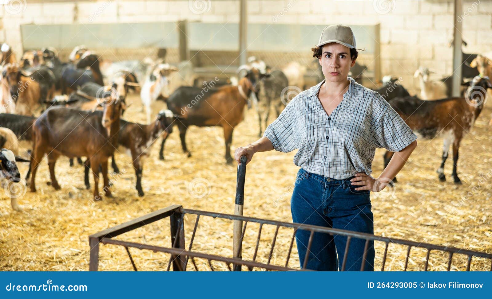 Contadina Latinamerica Sicura Posata In Una Capanna Immagine Stock Immagine Di Alimentazione