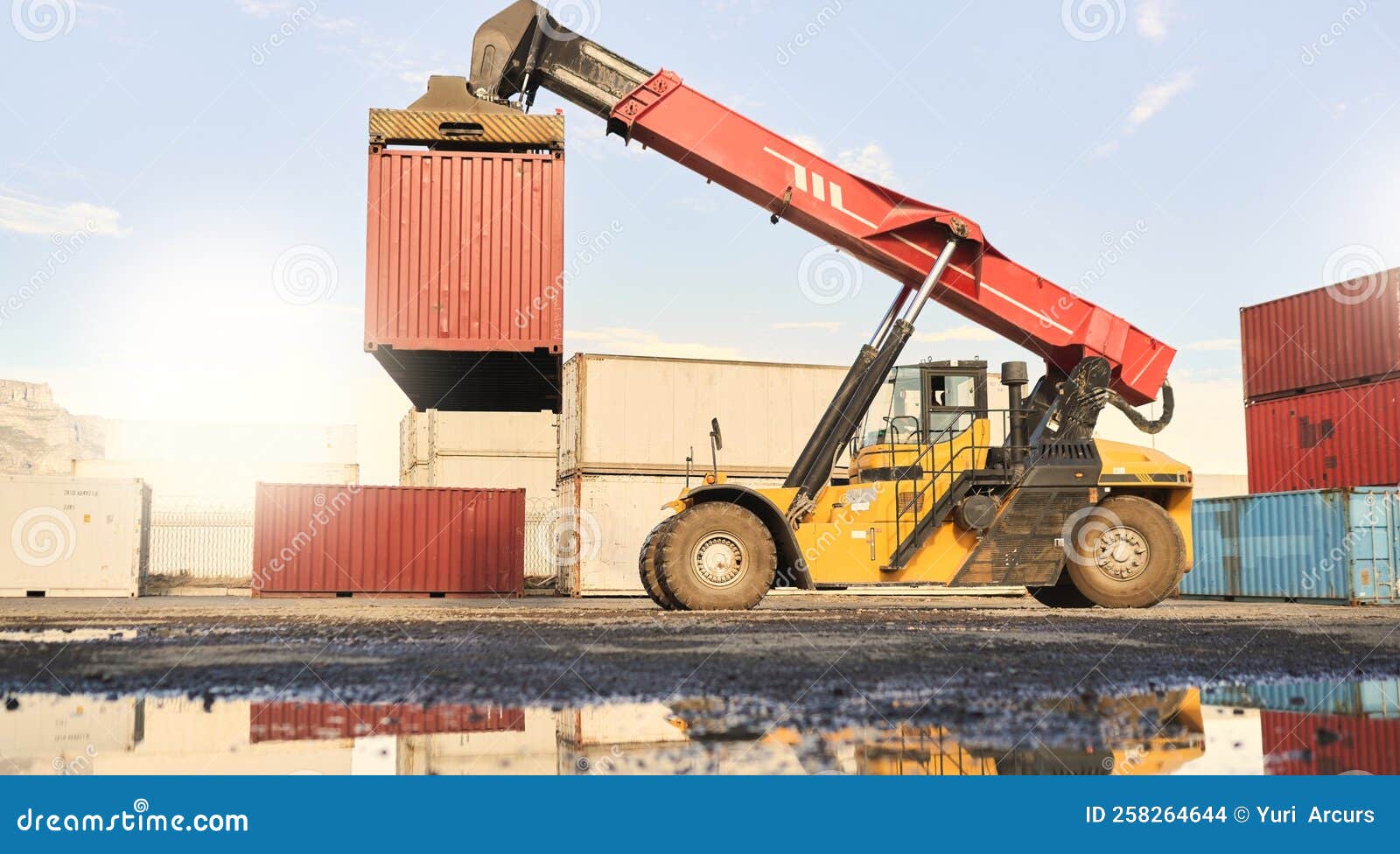 Container Forklift Royalty Free Stock Photo 606345