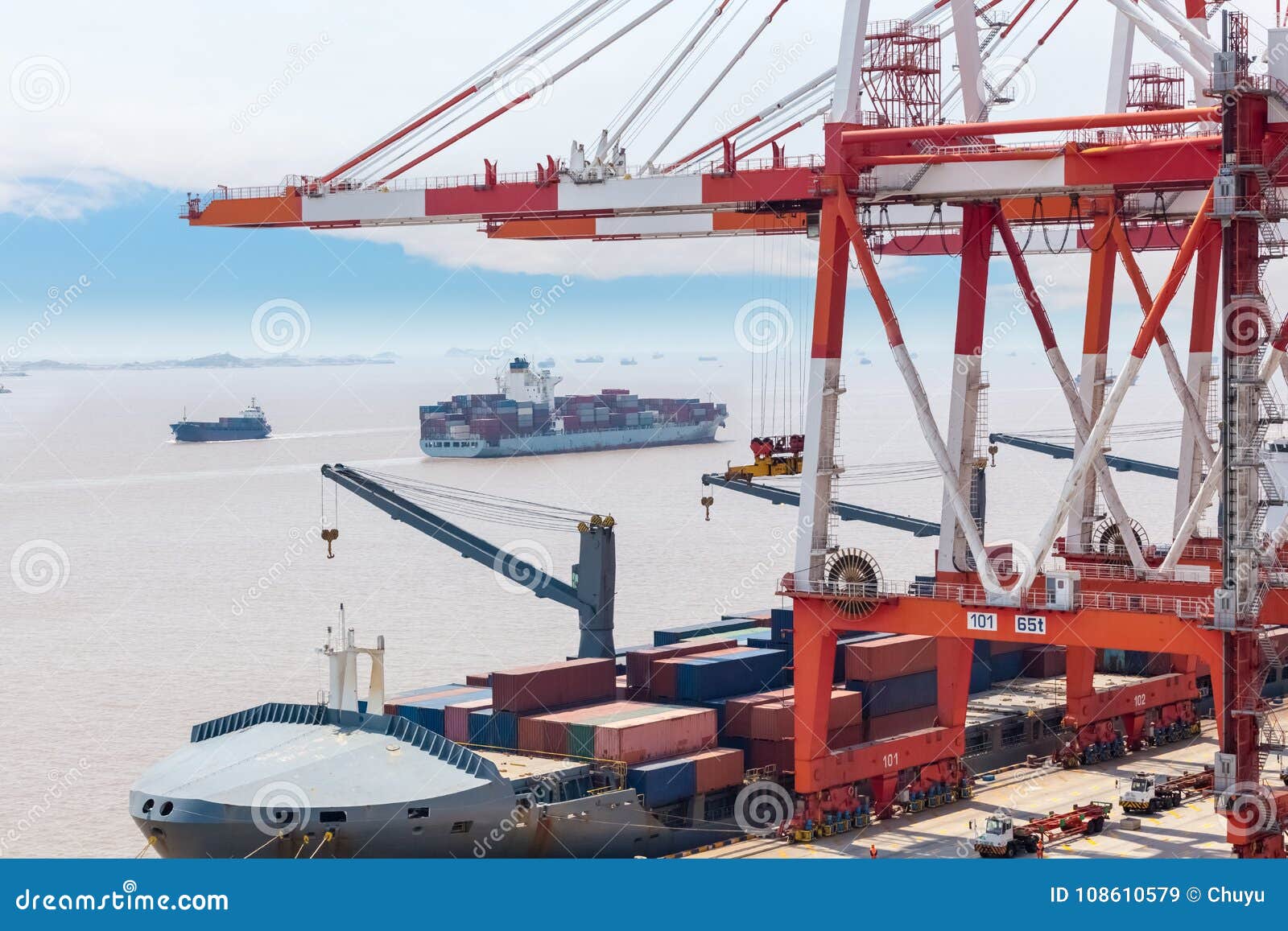 container gantry crane in shanghai port