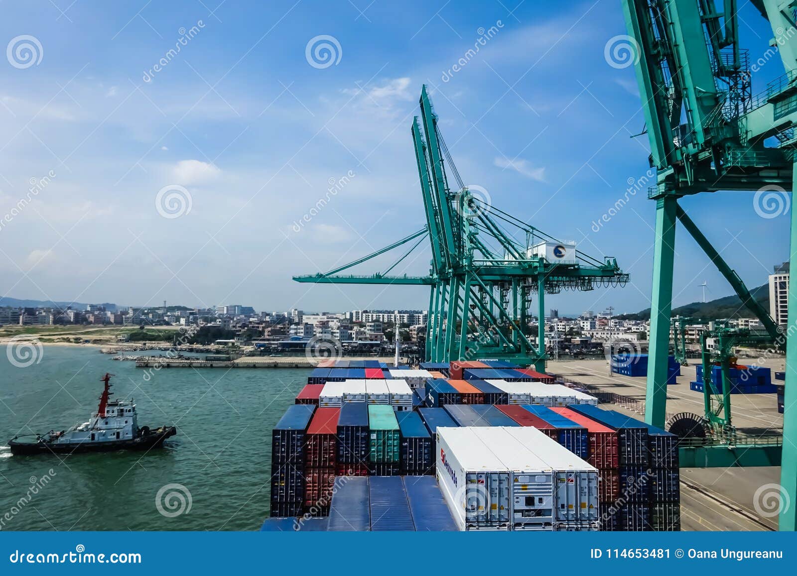 Container Vessel Alongside in the Port of Shantou, China Editorial Photo -  Image of tugboat, crew: 114653481