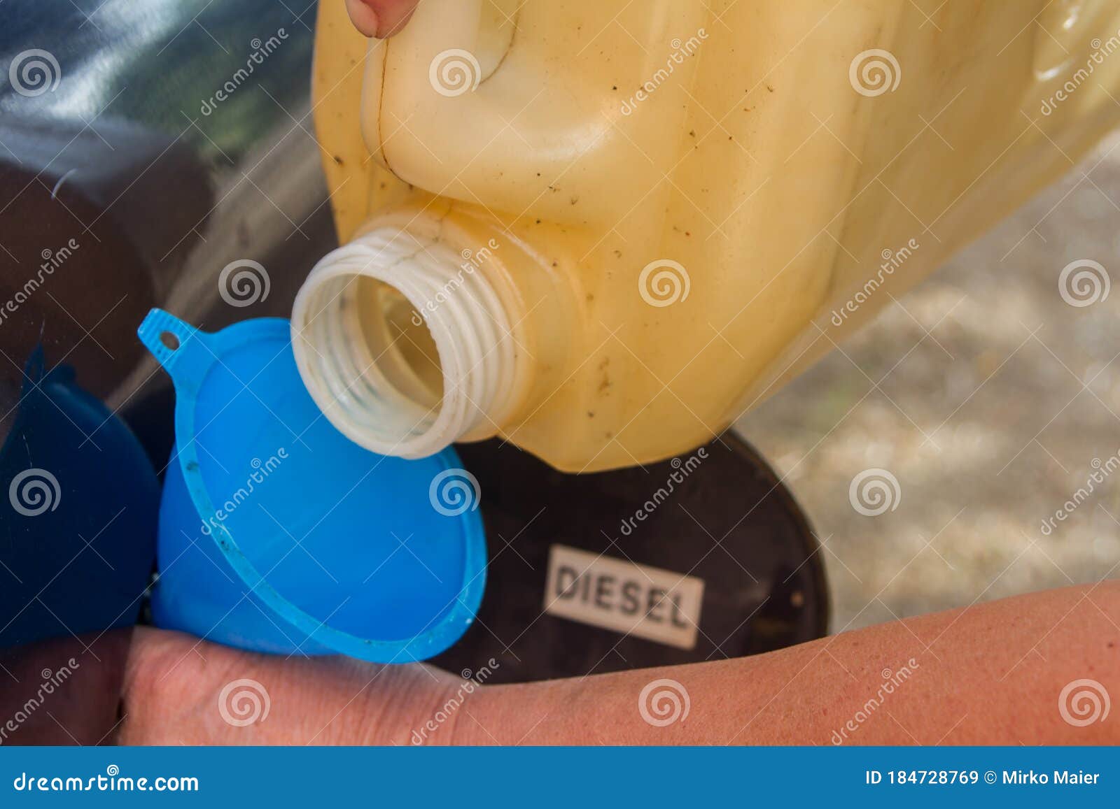 Container Von Dieselkraftstoff, Der Den Tank Eines Autos Füllt, Das Kein  Benzin Mit Einem Tube Und Einem Trichter Mehr Stockbild - Bild von trichter,  gebrochen: 184728769