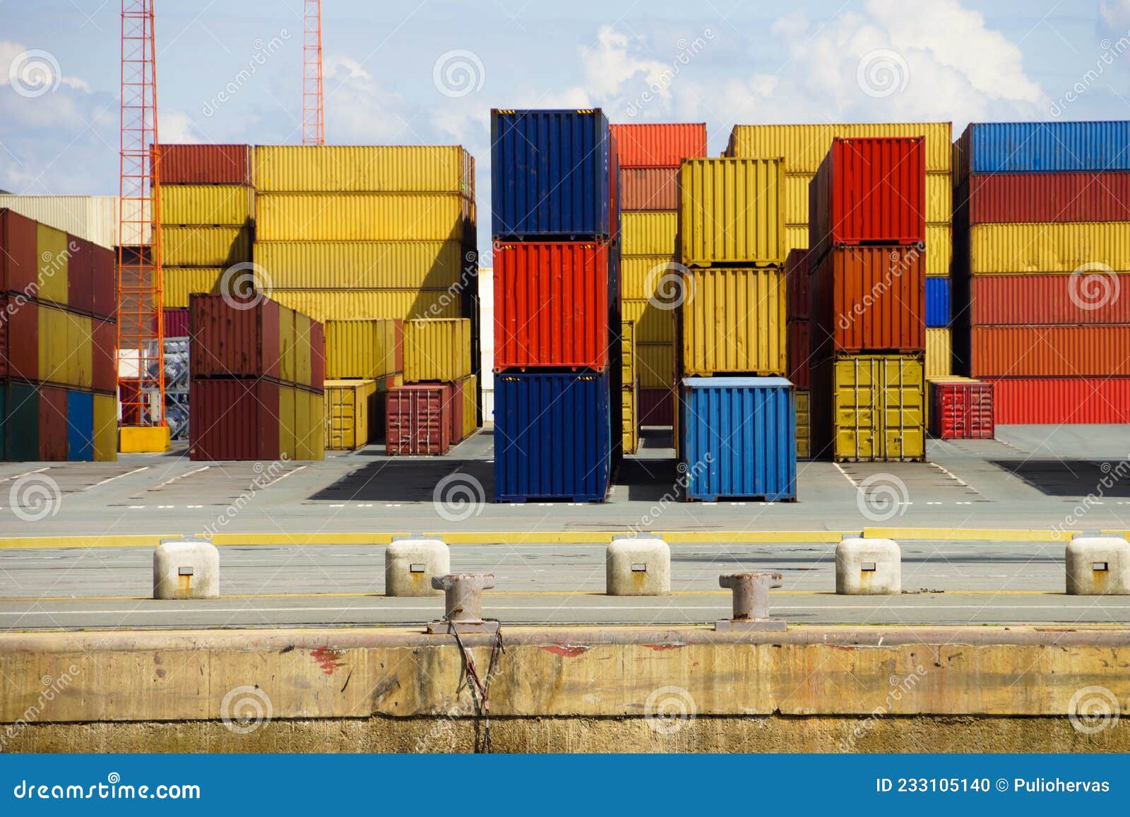 containers for transport of colors paralyzed in the port shortage of merchandise at christmas