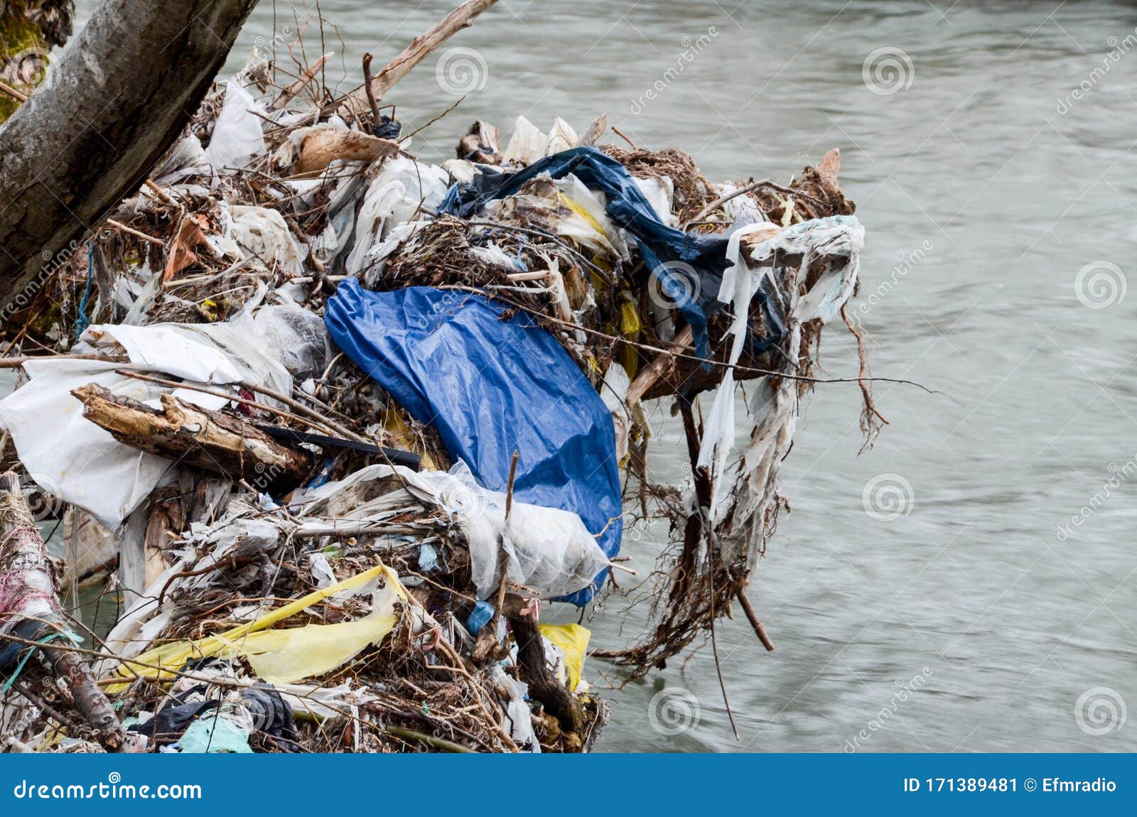 Contaminación Ambiental Bolsas De Plástico, Botellas, Basura Y Basura Flotando En Un Río Contaminado Desechos Y Desechos En El Ag Imagen de archivo - Imagen de basura, sucio: 171389481 Contaminación Ambiental Bolsas De Plástico, Botellas, Basura Y Basura Flotando En Un Río Contaminado Desechos Y Desechos En El Ag Imagen de archivo - Imagen de basura, sucio: 171389481