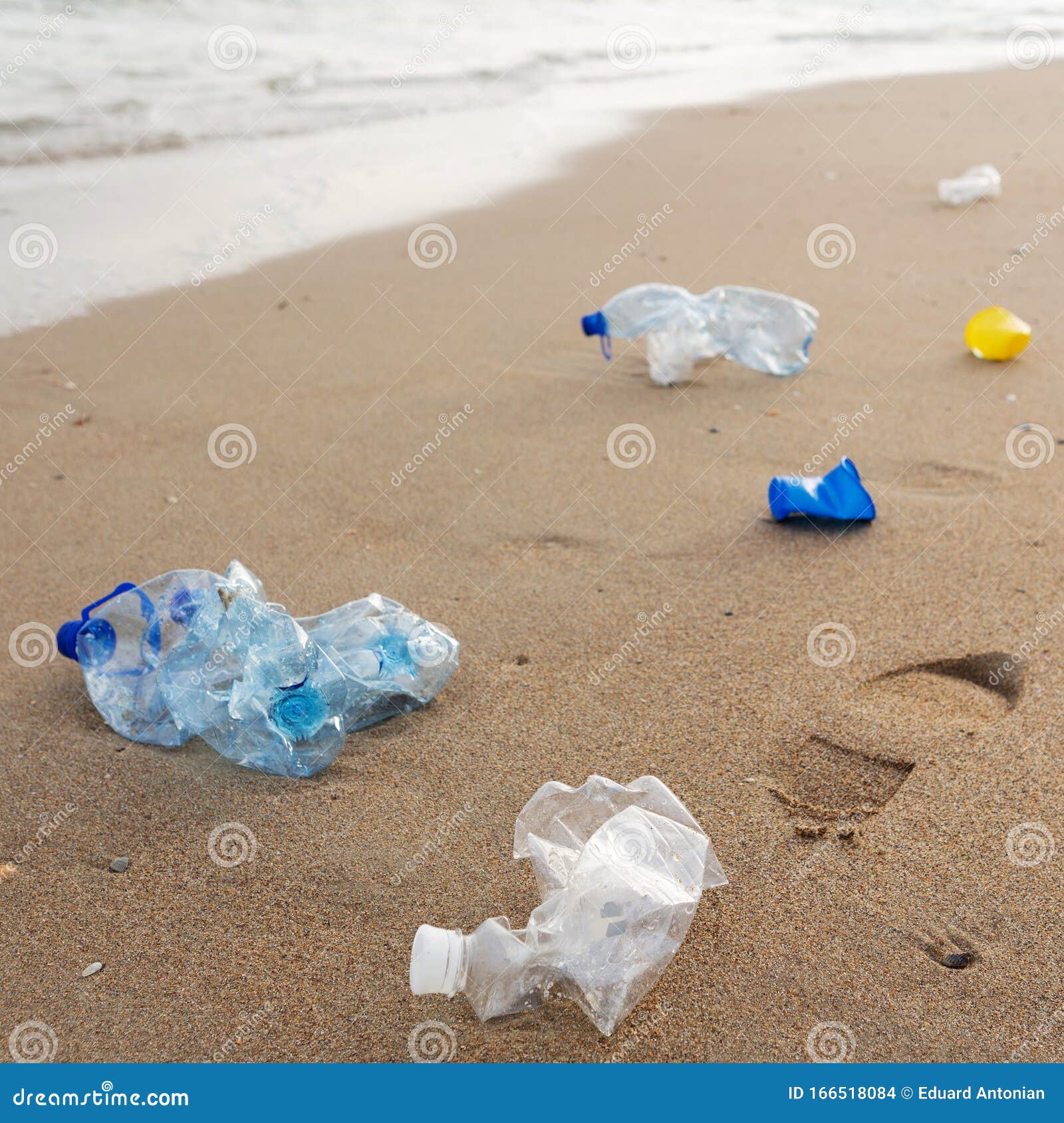Contaminación De Los Mares Y Océanos Con Desechos Plásticos Productos  Plásticos En El Concepto De Costa Marina Foto de archivo - Imagen de cubo,  industria: 166518084