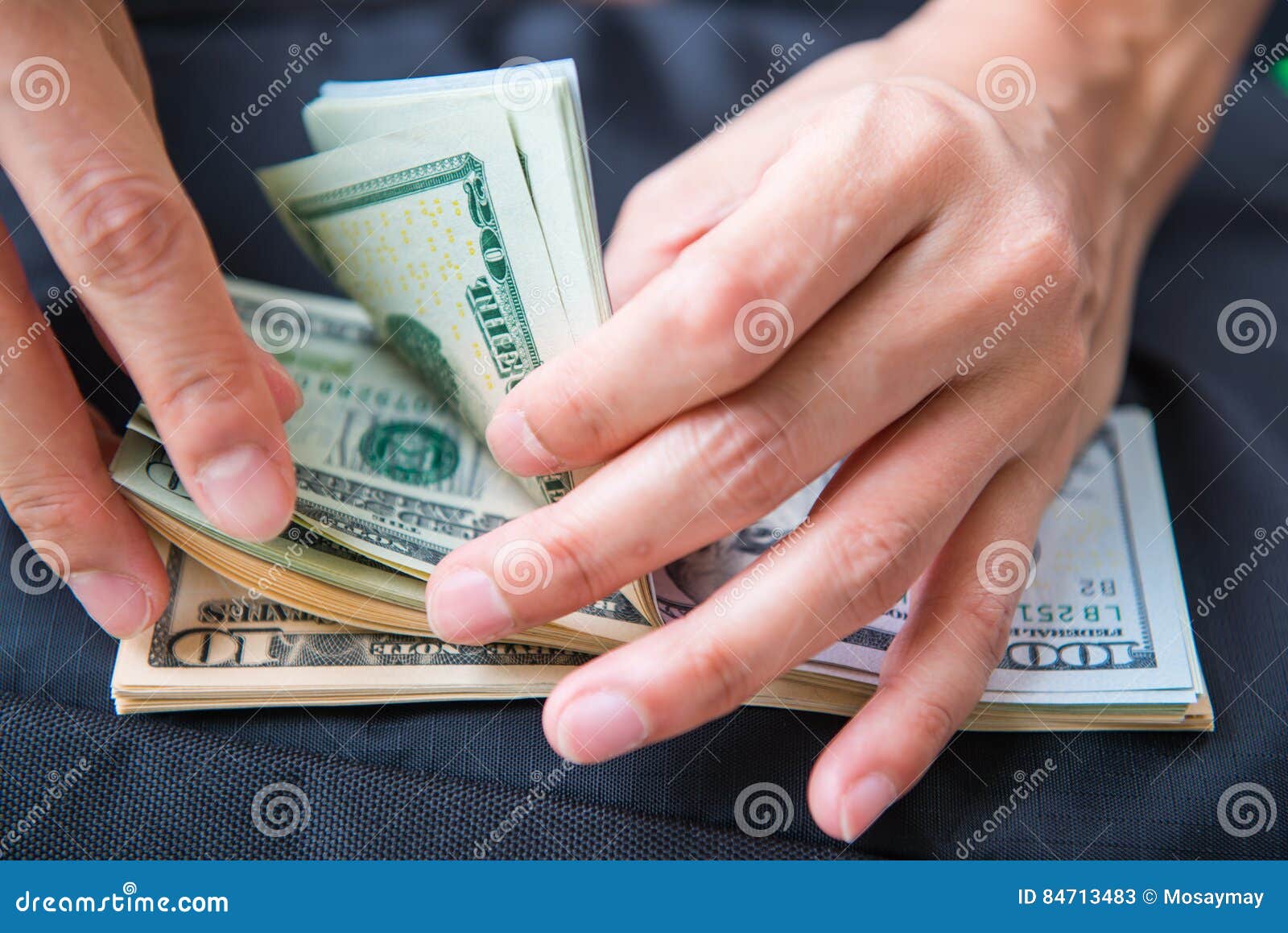 Наличными на руки на. Доллары в руках. Деньги в руках доллары. Маленькие доллары на руке. Доллары США В руке.