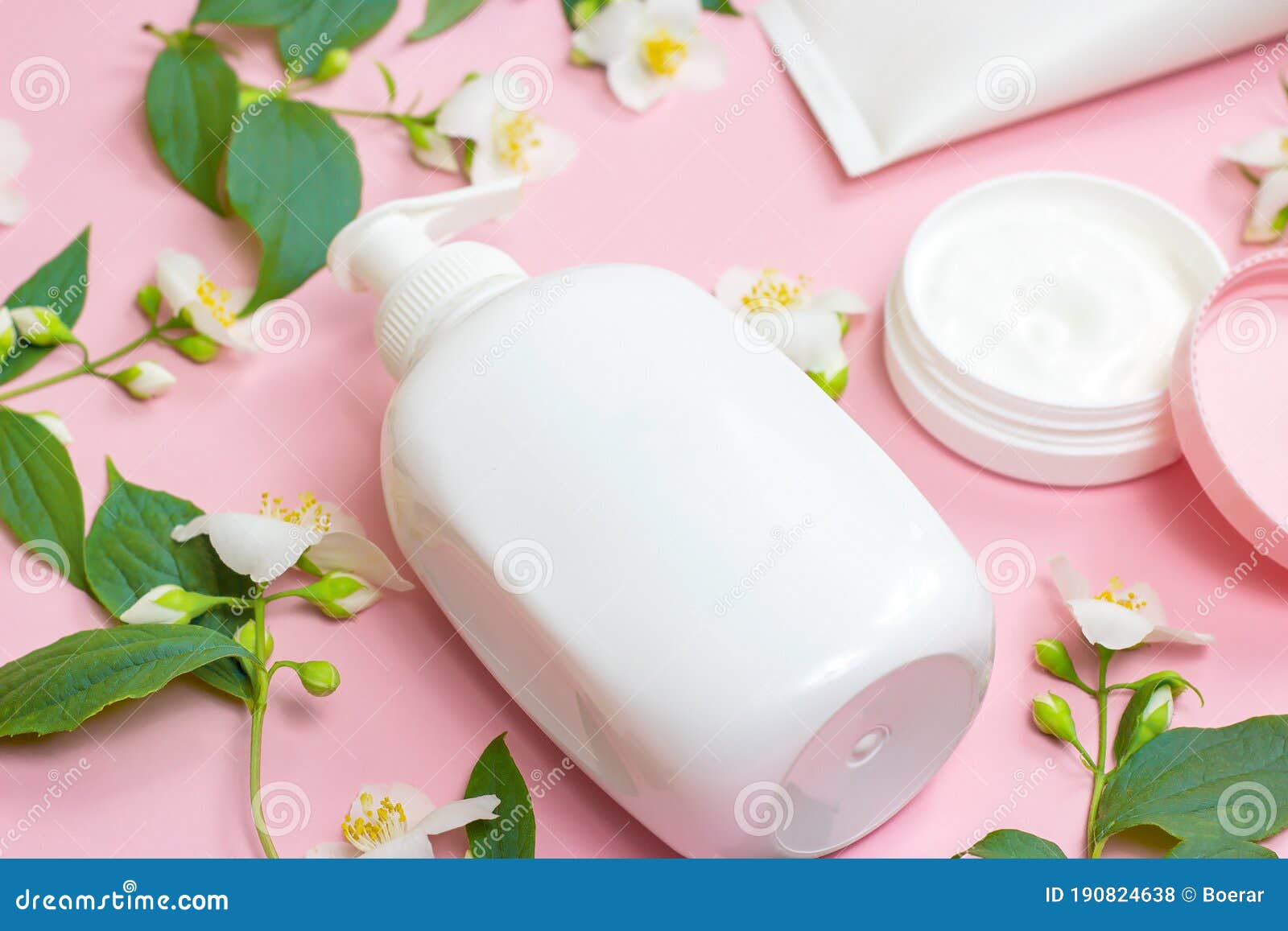 Contenedor Cosmético De Plástico Blanco Para Crema Hidratante Como Burla Con Flores De Jazmín Fresco Brillante Sobre Fondo Rosa Cl Foto de archivo - Imagen de maquillaje, crema: 190824638 Contenedor Cosmético De Plástico Blanco Para Crema Hidratante Como Burla Con Flores De Jazmín Fresco Brillante Sobre Fondo Rosa Cl Foto de archivo - Imagen de maquillaje, crema: 190824638