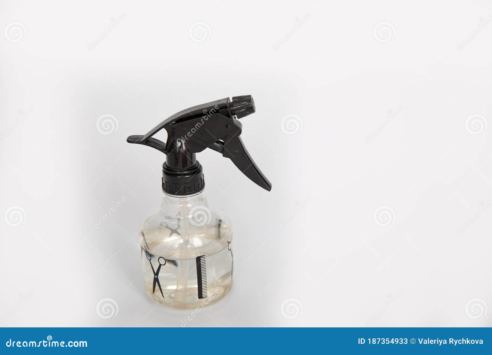 Contenedor De Pulverizador De Agua De Plástico Para Peluquería Sobre Fondo  Blanco Imagen de archivo - Imagen de pelo, manera: 187354933
