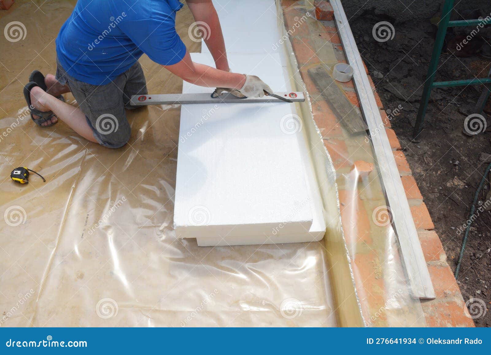 Contractor Insulating House Foundation Floor with Rigid Foam Board