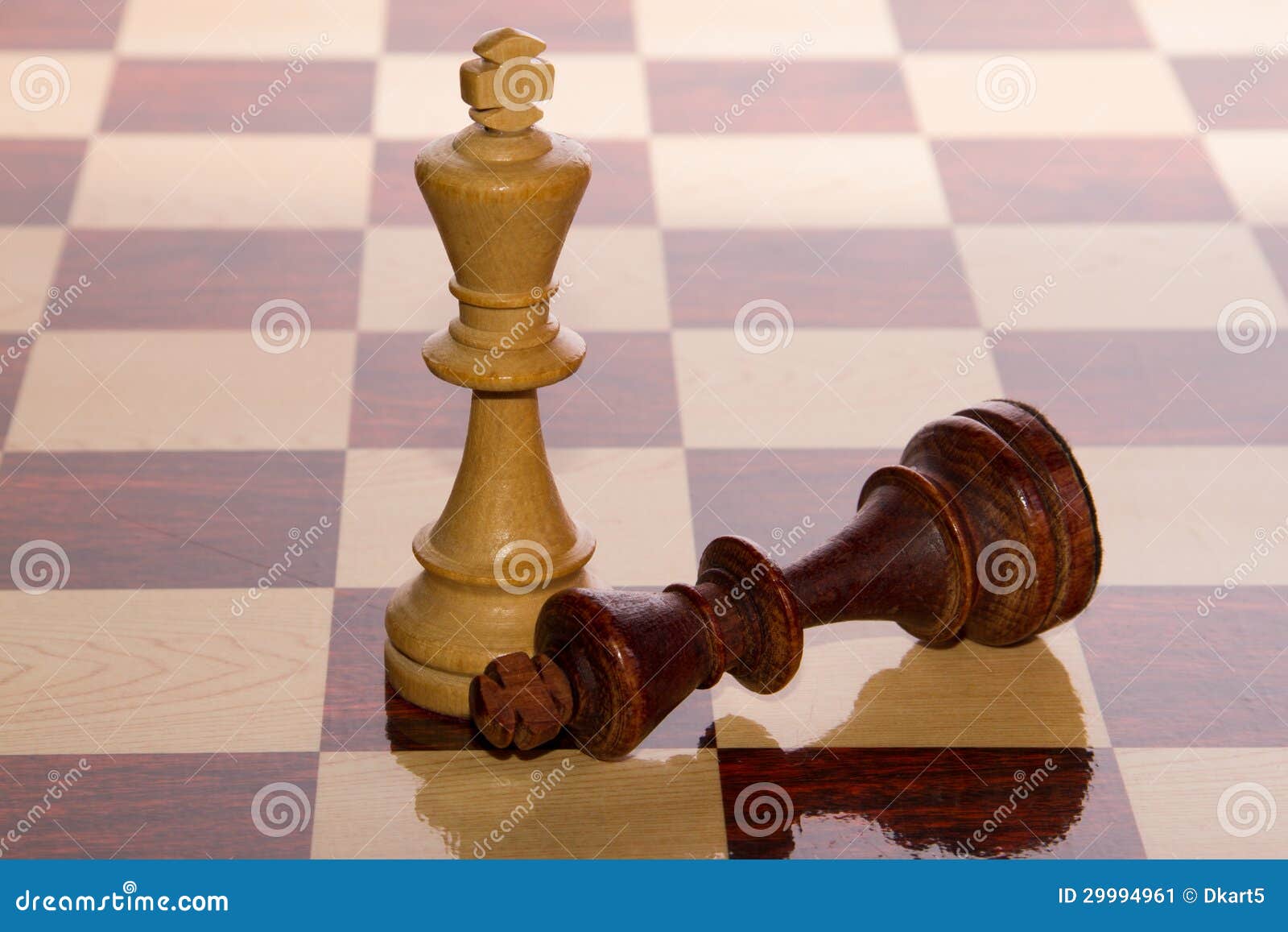 Foto de Checkmate Mão Faz Final Ganhando Movimento No Jogo De